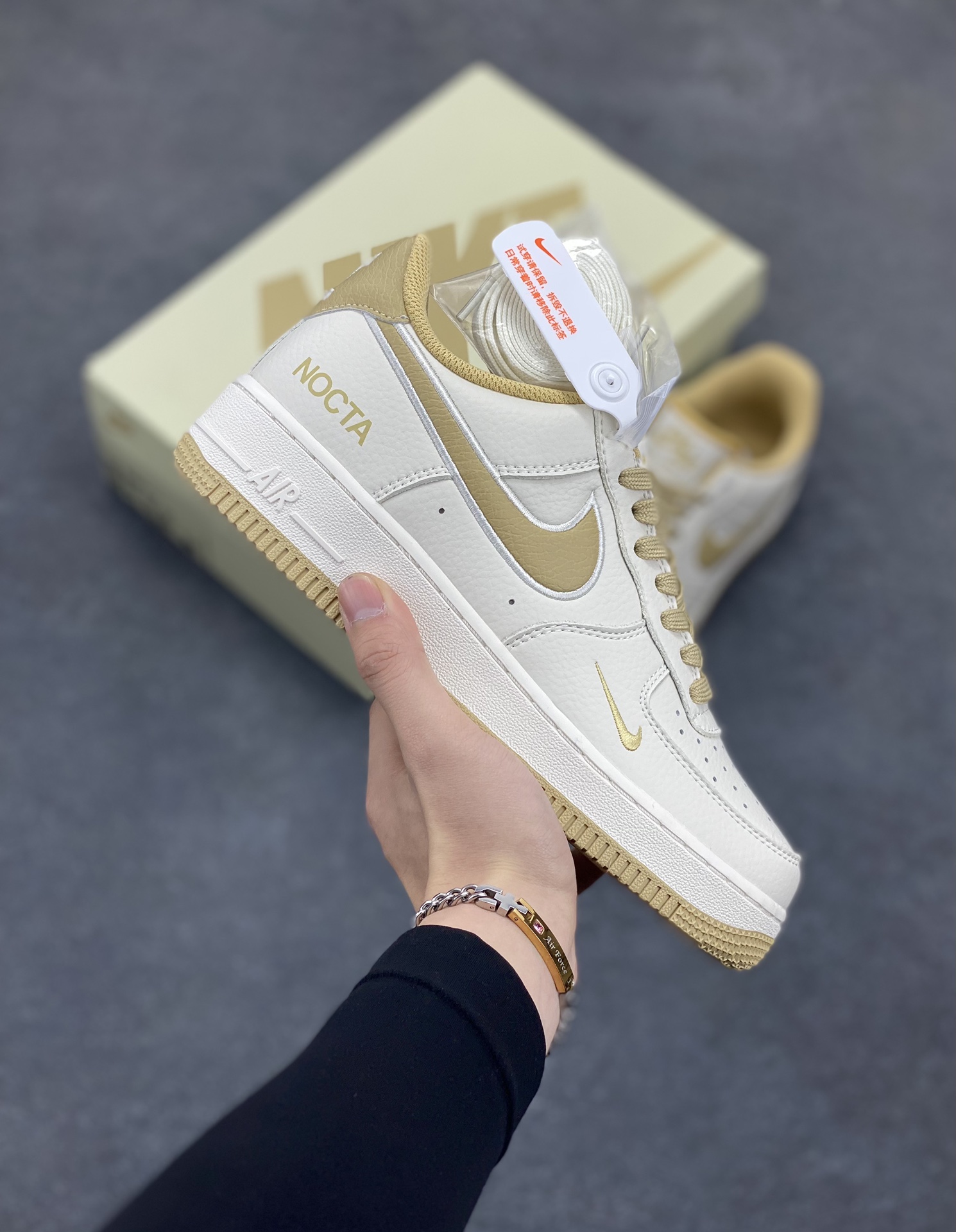 NOCTA×NIke Air Force 1 Low米黄 联名经典空军一号低帮休闲板鞋 原楦头原纸板 纯正空军版型 内置全掌气垫 原盒配件 原厂中底钢印 拉帮完美 货号：NO0224-028 尺码：36 36.5 37.5 38 38.5 39 40 40.5 41 42 42.5 43 44 44.5 45-选品中心