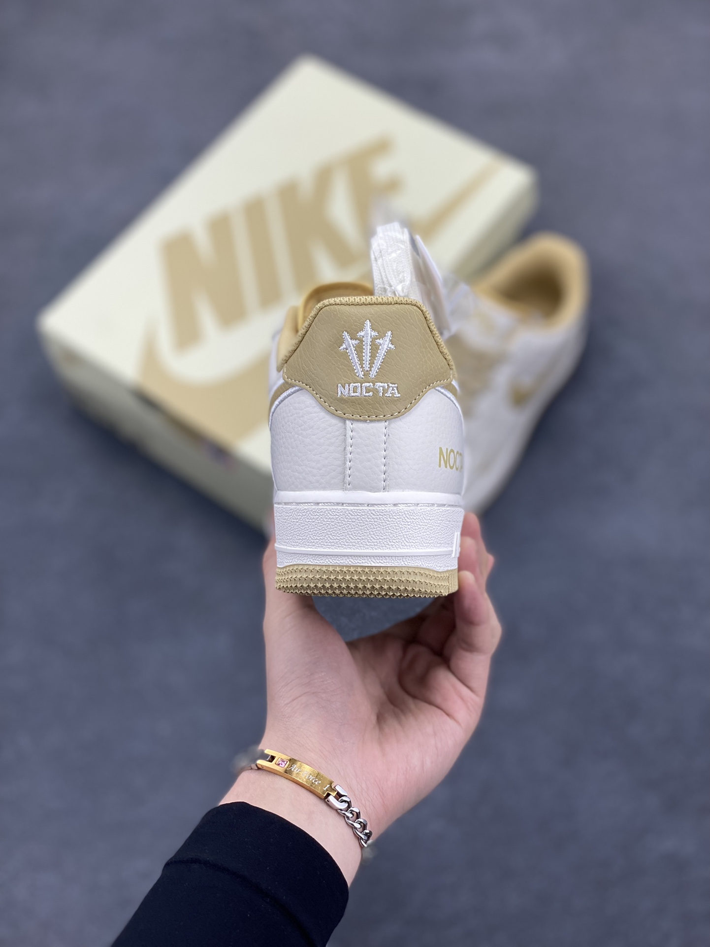 图片[4]-NOCTA×NIke Air Force 1 Low米黄 联名经典空军一号低帮休闲板鞋 原楦头原纸板 纯正空军版型 内置全掌气垫 原盒配件 原厂中底钢印 拉帮完美 货号：NO0224-028 尺码：36 36.5 37.5 38 38.5 39 40 40.5 41 42 42.5 43 44 44.5 45-选品中心