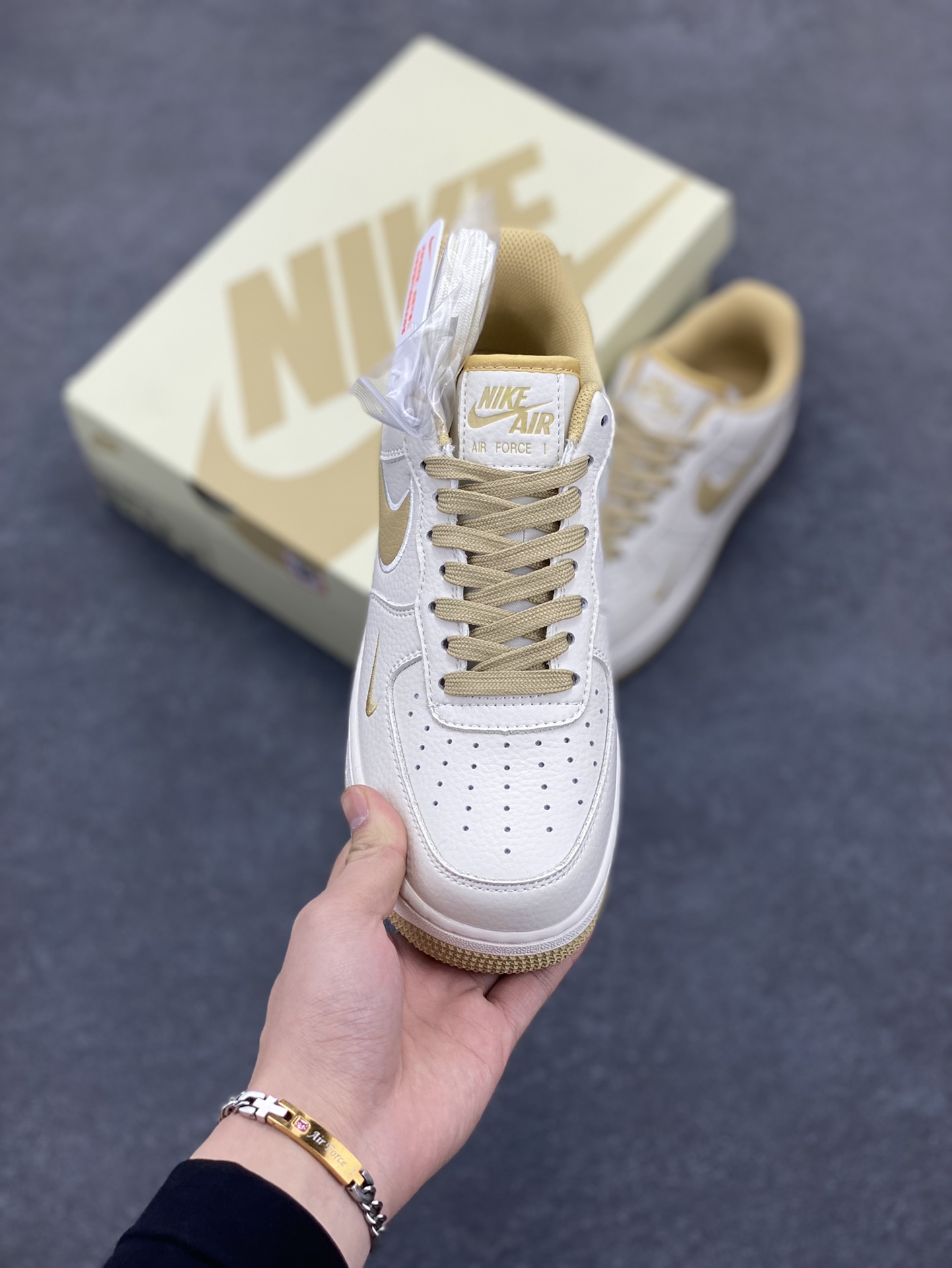图片[2]-NOCTA×NIke Air Force 1 Low米黄 联名经典空军一号低帮休闲板鞋 原楦头原纸板 纯正空军版型 内置全掌气垫 原盒配件 原厂中底钢印 拉帮完美 货号：NO0224-028 尺码：36 36.5 37.5 38 38.5 39 40 40.5 41 42 42.5 43 44 44.5 45-选品中心