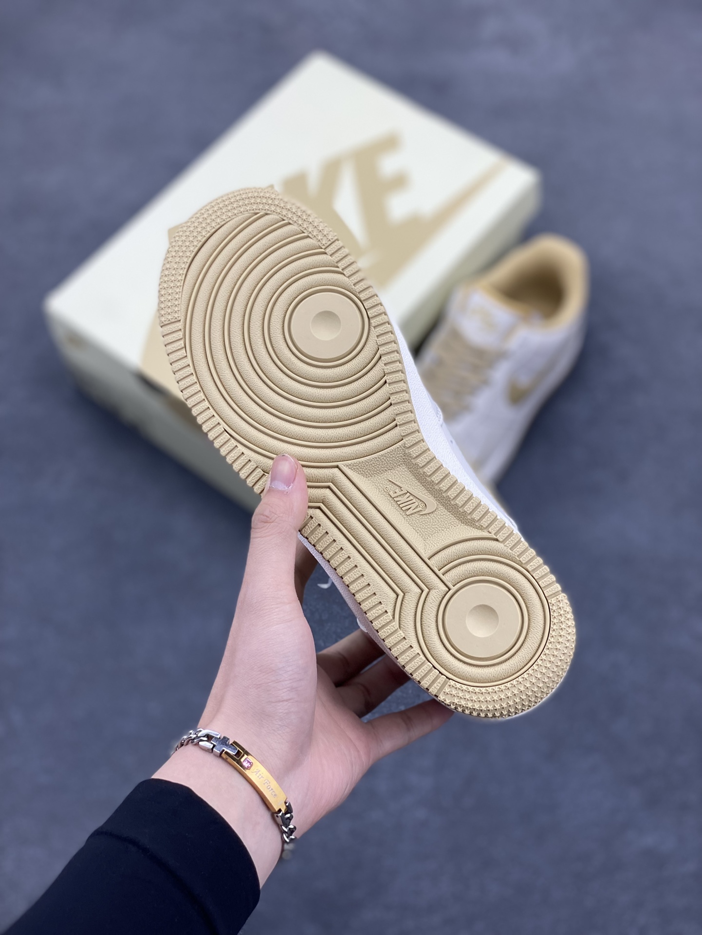 图片[5]-NOCTA×NIke Air Force 1 Low米黄 联名经典空军一号低帮休闲板鞋 原楦头原纸板 纯正空军版型 内置全掌气垫 原盒配件 原厂中底钢印 拉帮完美 货号：NO0224-028 尺码：36 36.5 37.5 38 38.5 39 40 40.5 41 42 42.5 43 44 44.5 45-选品中心