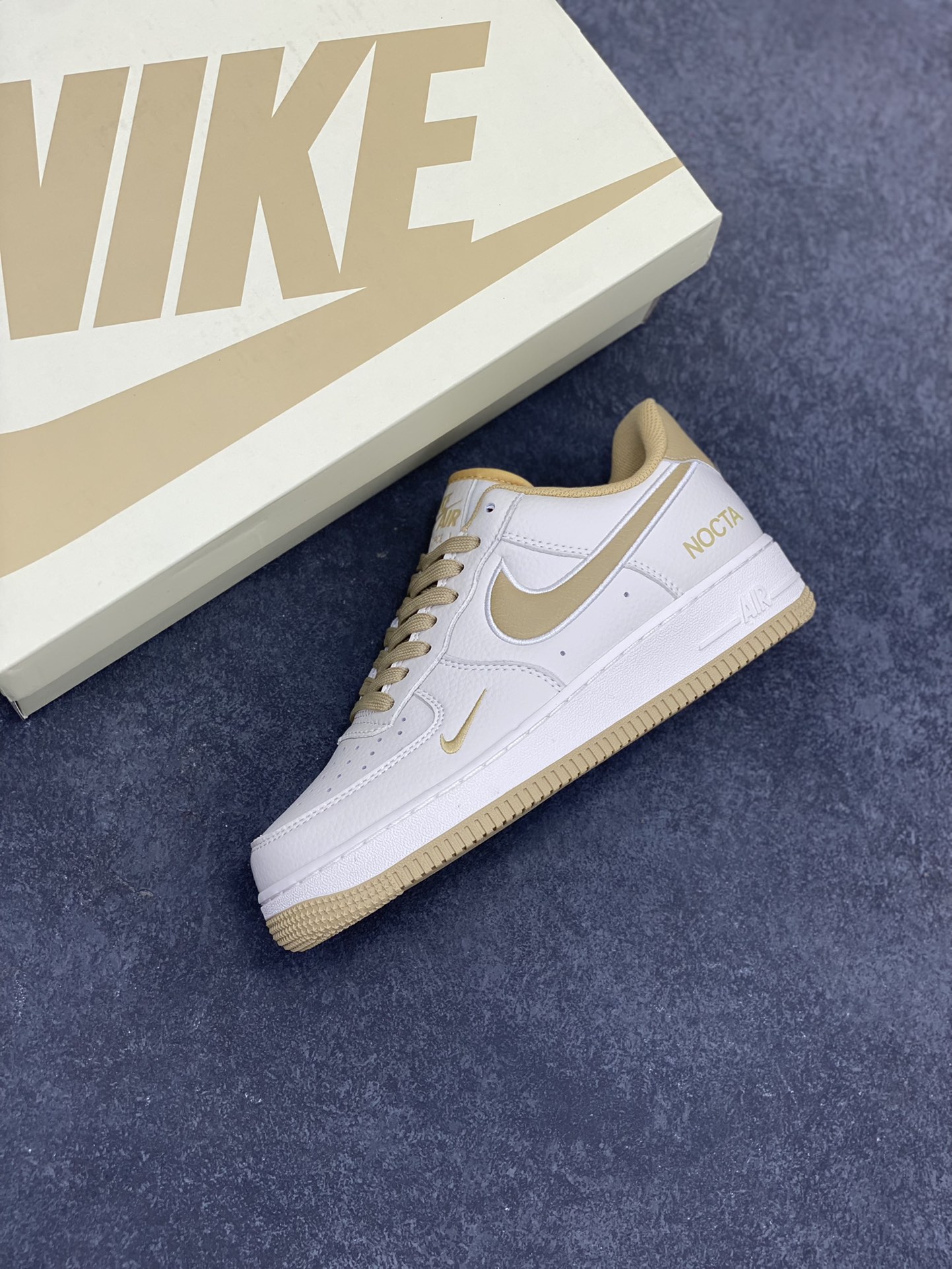图片[7]-NOCTA×NIke Air Force 1 Low米黄 联名经典空军一号低帮休闲板鞋 原楦头原纸板 纯正空军版型 内置全掌气垫 原盒配件 原厂中底钢印 拉帮完美 货号：NO0224-028 尺码：36 36.5 37.5 38 38.5 39 40 40.5 41 42 42.5 43 44 44.5 45-选品中心