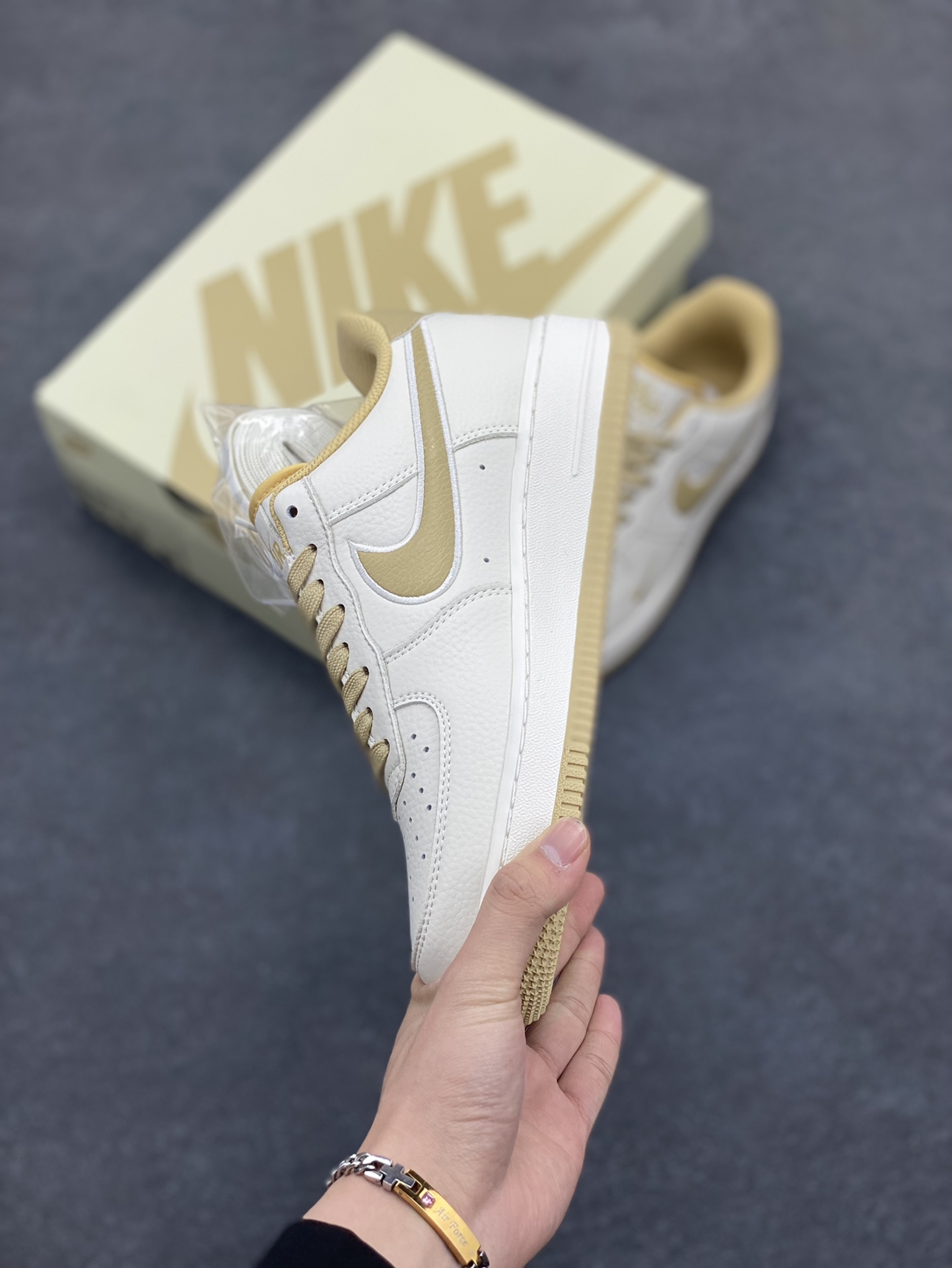 图片[3]-NOCTA×NIke Air Force 1 Low米黄 联名经典空军一号低帮休闲板鞋 原楦头原纸板 纯正空军版型 内置全掌气垫 原盒配件 原厂中底钢印 拉帮完美 货号：NO0224-028 尺码：36 36.5 37.5 38 38.5 39 40 40.5 41 42 42.5 43 44 44.5 45-选品中心