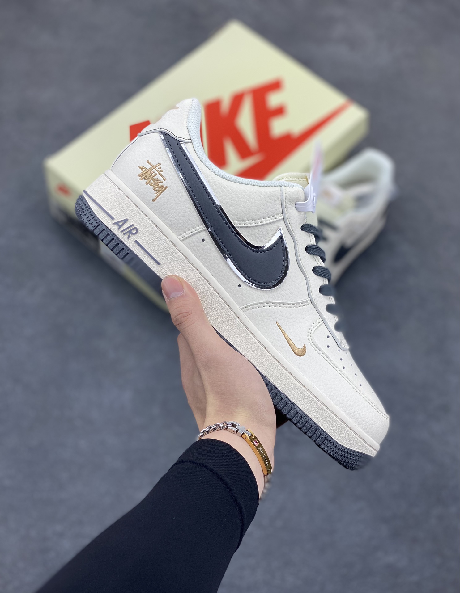 NIke Air Force 1 \’07 Low “斯图西联名——米灰金刺绣”空军一号 低帮 运动鞋 休闲鞋 折边针车 工艺难度大 原楦头原纸板 原装鞋盒 定制五金配件 内置全掌气垫 原厂鞋底 货号:XZ6188-705 尺码:36 36.5 37.5 38 38.5 39 40 40.5 41 42 42.5 43 44 44.5 45-选品中心