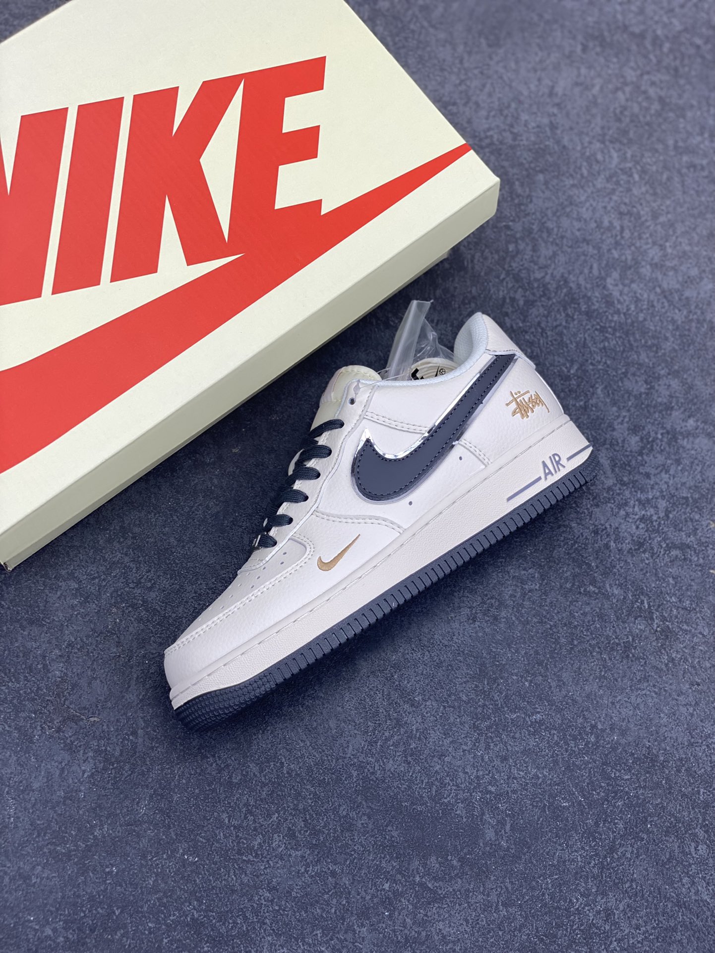 图片[7]-NIke Air Force 1 \’07 Low “斯图西联名——米灰金刺绣”空军一号 低帮 运动鞋 休闲鞋 折边针车 工艺难度大 原楦头原纸板 原装鞋盒 定制五金配件 内置全掌气垫 原厂鞋底 货号：XZ6188-705 尺码：36 36.5 37.5 38 38.5 39 40 40.5 41 42 42.5 43 44 44.5 45-选品中心