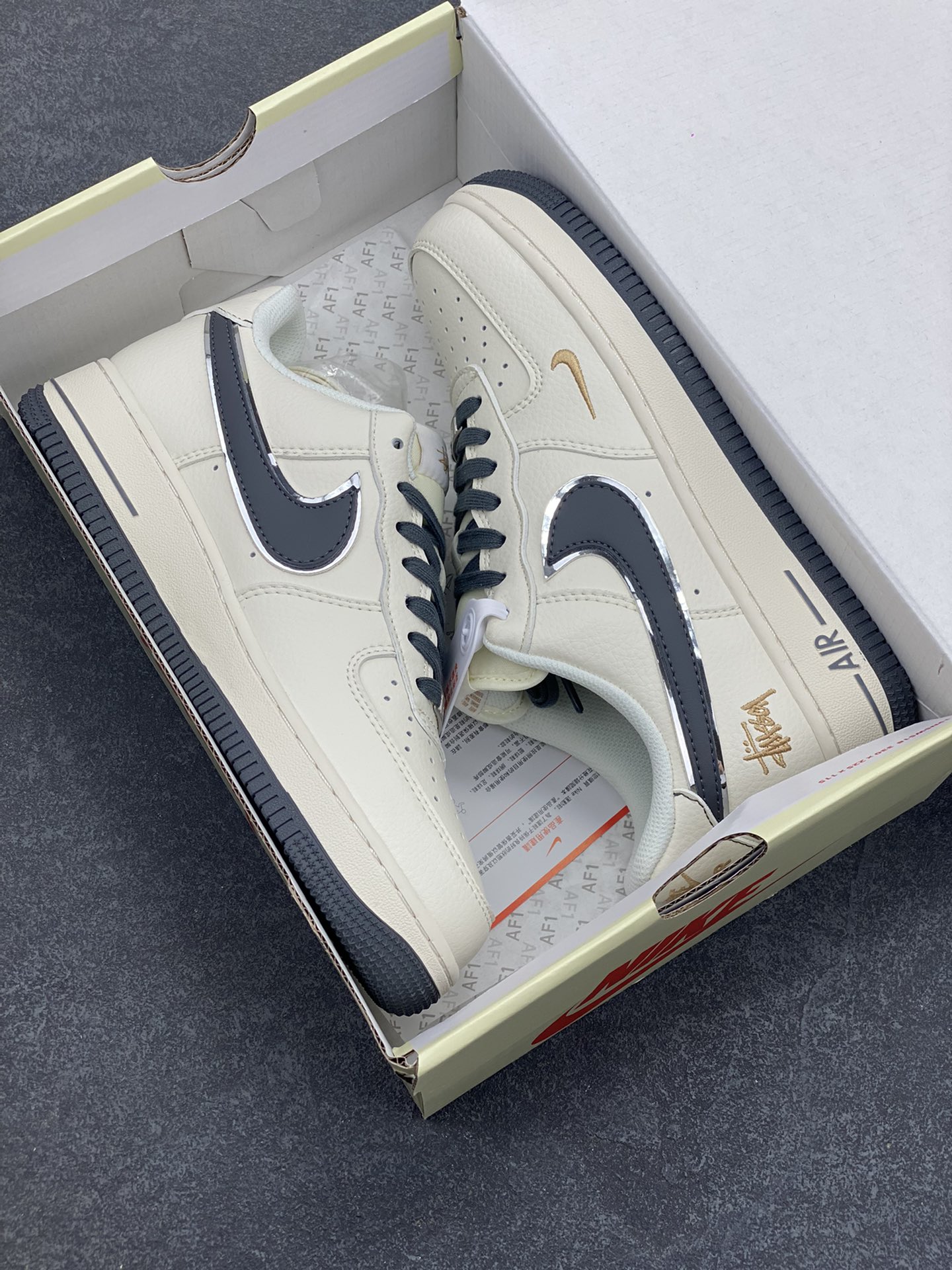 图片[9]-NIke Air Force 1 \’07 Low “斯图西联名——米灰金刺绣”空军一号 低帮 运动鞋 休闲鞋 折边针车 工艺难度大 原楦头原纸板 原装鞋盒 定制五金配件 内置全掌气垫 原厂鞋底 货号：XZ6188-705 尺码：36 36.5 37.5 38 38.5 39 40 40.5 41 42 42.5 43 44 44.5 45-选品中心