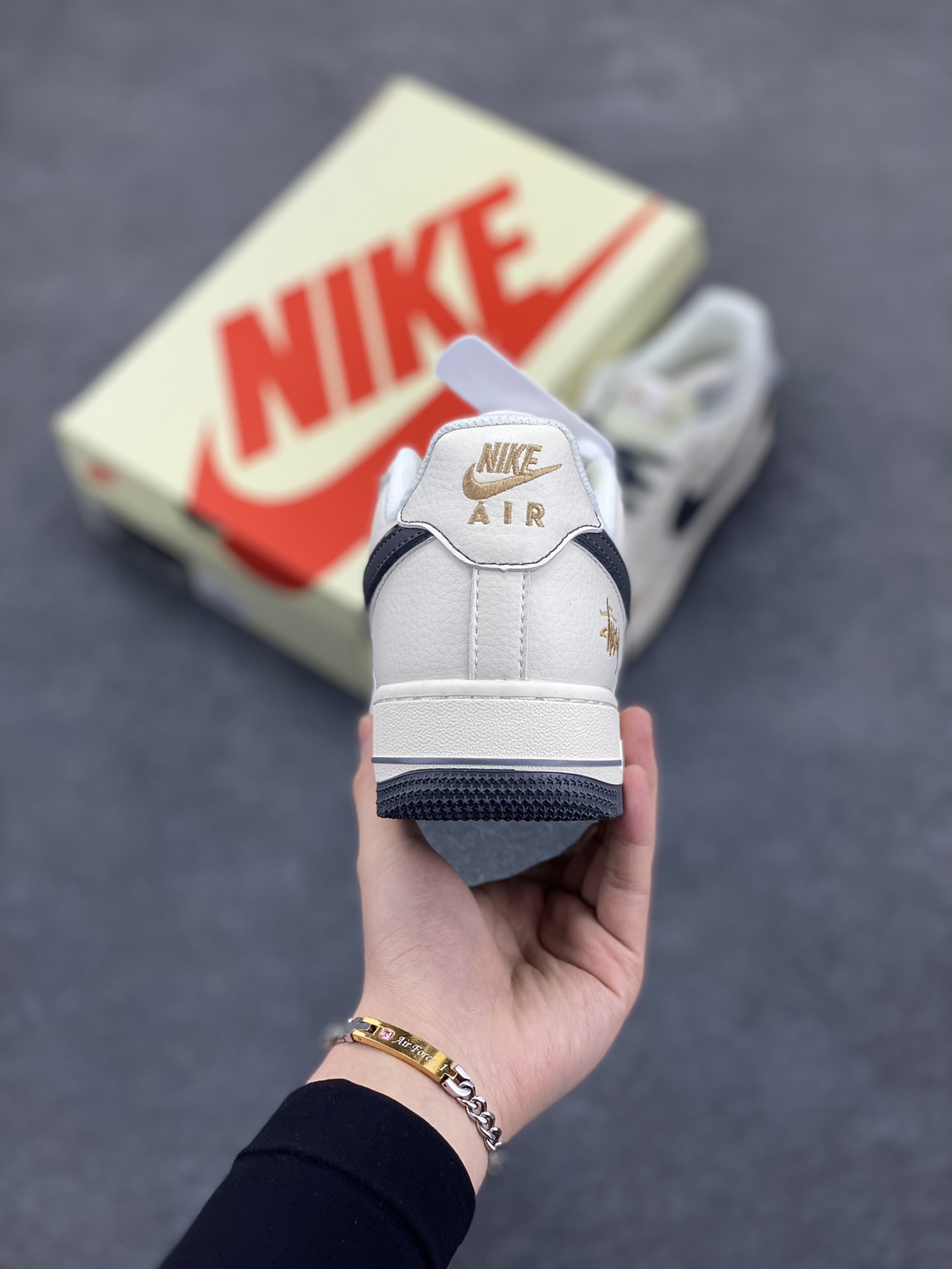 图片[4]-NIke Air Force 1 \’07 Low “斯图西联名——米灰金刺绣”空军一号 低帮 运动鞋 休闲鞋 折边针车 工艺难度大 原楦头原纸板 原装鞋盒 定制五金配件 内置全掌气垫 原厂鞋底 货号：XZ6188-705 尺码：36 36.5 37.5 38 38.5 39 40 40.5 41 42 42.5 43 44 44.5 45-选品中心