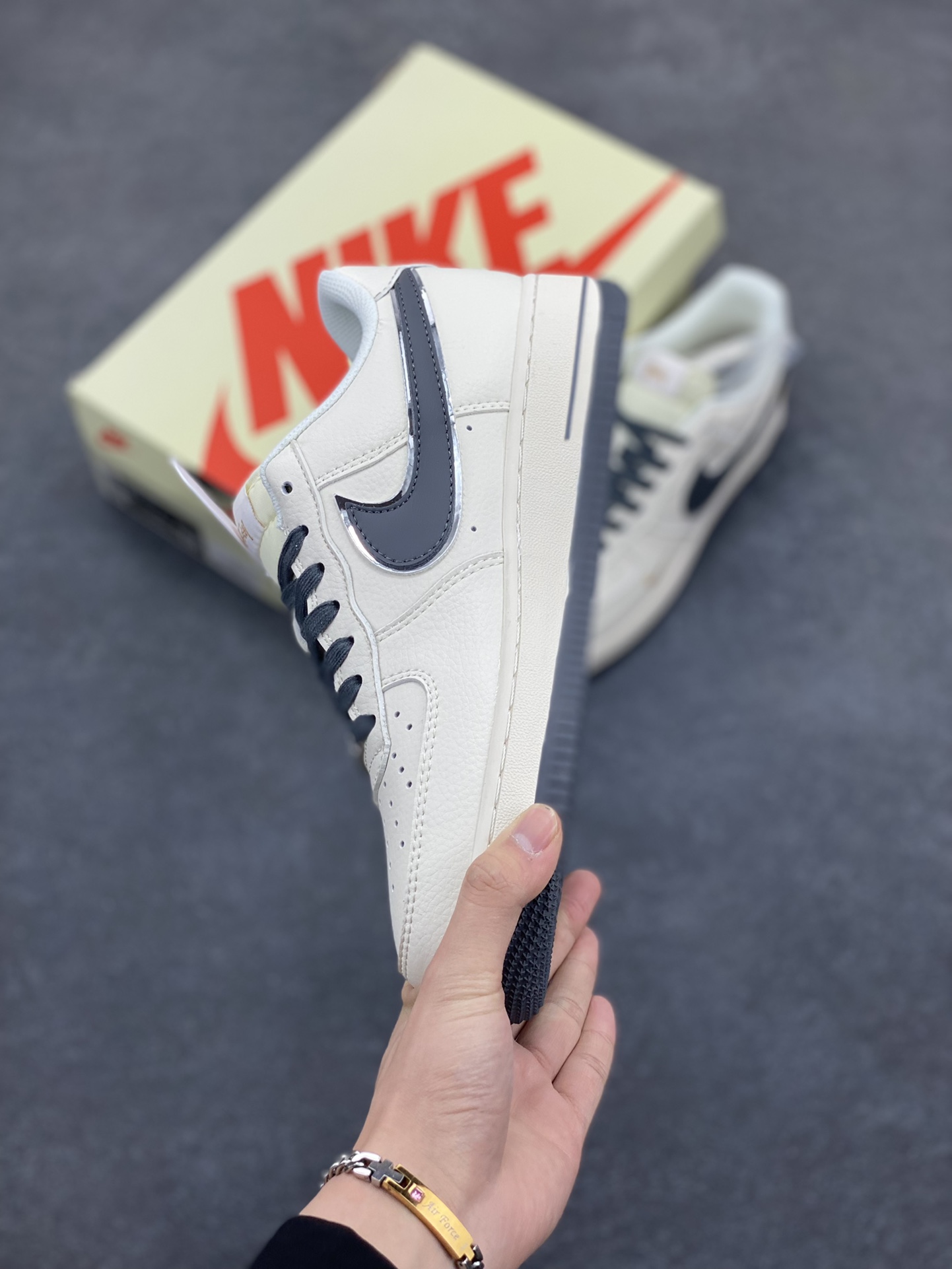 图片[3]-NIke Air Force 1 \’07 Low “斯图西联名——米灰金刺绣”空军一号 低帮 运动鞋 休闲鞋 折边针车 工艺难度大 原楦头原纸板 原装鞋盒 定制五金配件 内置全掌气垫 原厂鞋底 货号：XZ6188-705 尺码：36 36.5 37.5 38 38.5 39 40 40.5 41 42 42.5 43 44 44.5 45-选品中心