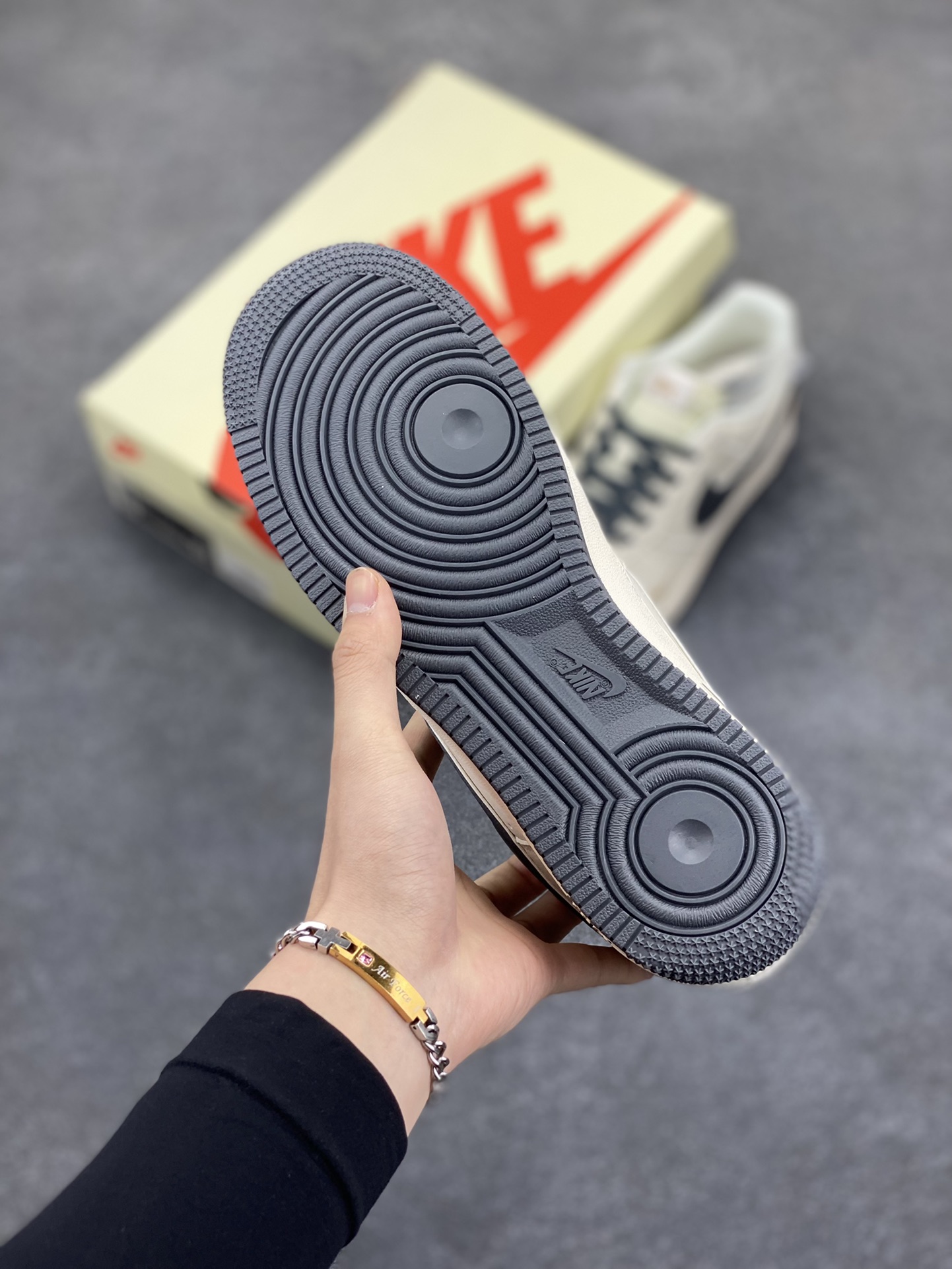 图片[5]-NIke Air Force 1 \’07 Low “斯图西联名——米灰金刺绣”空军一号 低帮 运动鞋 休闲鞋 折边针车 工艺难度大 原楦头原纸板 原装鞋盒 定制五金配件 内置全掌气垫 原厂鞋底 货号：XZ6188-705 尺码：36 36.5 37.5 38 38.5 39 40 40.5 41 42 42.5 43 44 44.5 45-选品中心