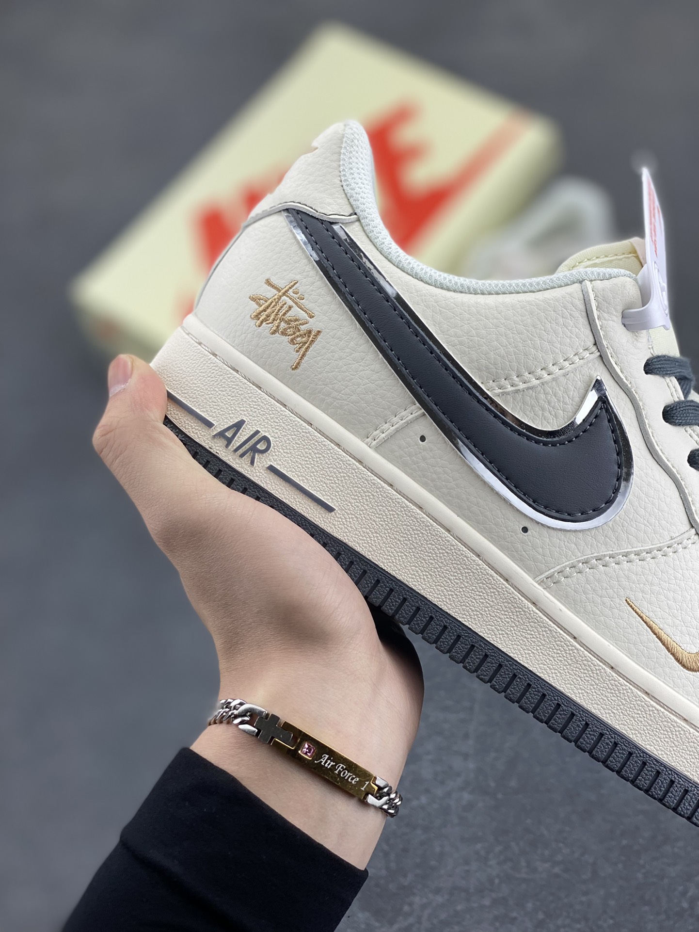 图片[6]-NIke Air Force 1 \’07 Low “斯图西联名——米灰金刺绣”空军一号 低帮 运动鞋 休闲鞋 折边针车 工艺难度大 原楦头原纸板 原装鞋盒 定制五金配件 内置全掌气垫 原厂鞋底 货号：XZ6188-705 尺码：36 36.5 37.5 38 38.5 39 40 40.5 41 42 42.5 43 44 44.5 45-选品中心