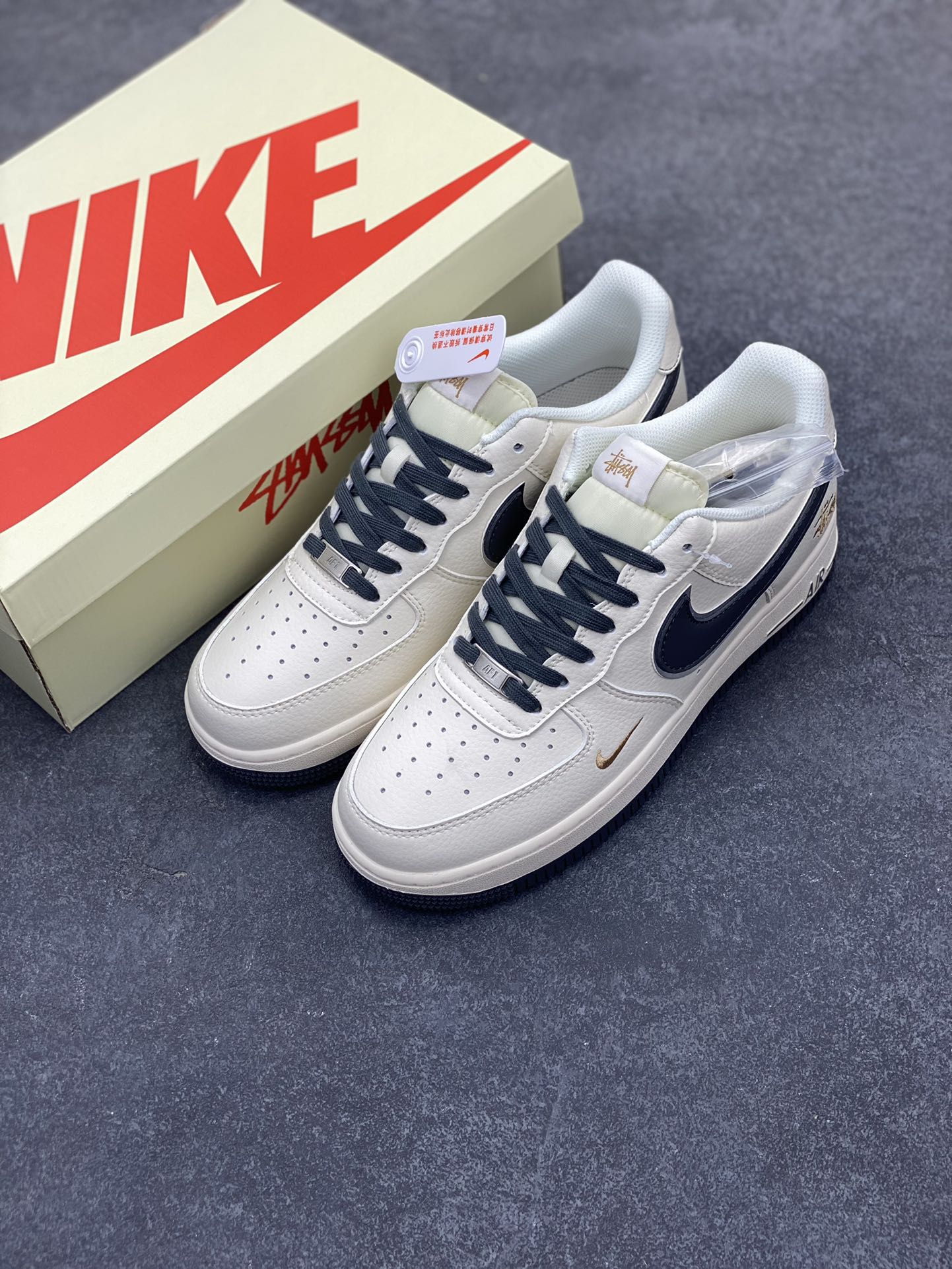 图片[8]-NIke Air Force 1 \’07 Low “斯图西联名——米灰金刺绣”空军一号 低帮 运动鞋 休闲鞋 折边针车 工艺难度大 原楦头原纸板 原装鞋盒 定制五金配件 内置全掌气垫 原厂鞋底 货号：XZ6188-705 尺码：36 36.5 37.5 38 38.5 39 40 40.5 41 42 42.5 43 44 44.5 45-选品中心