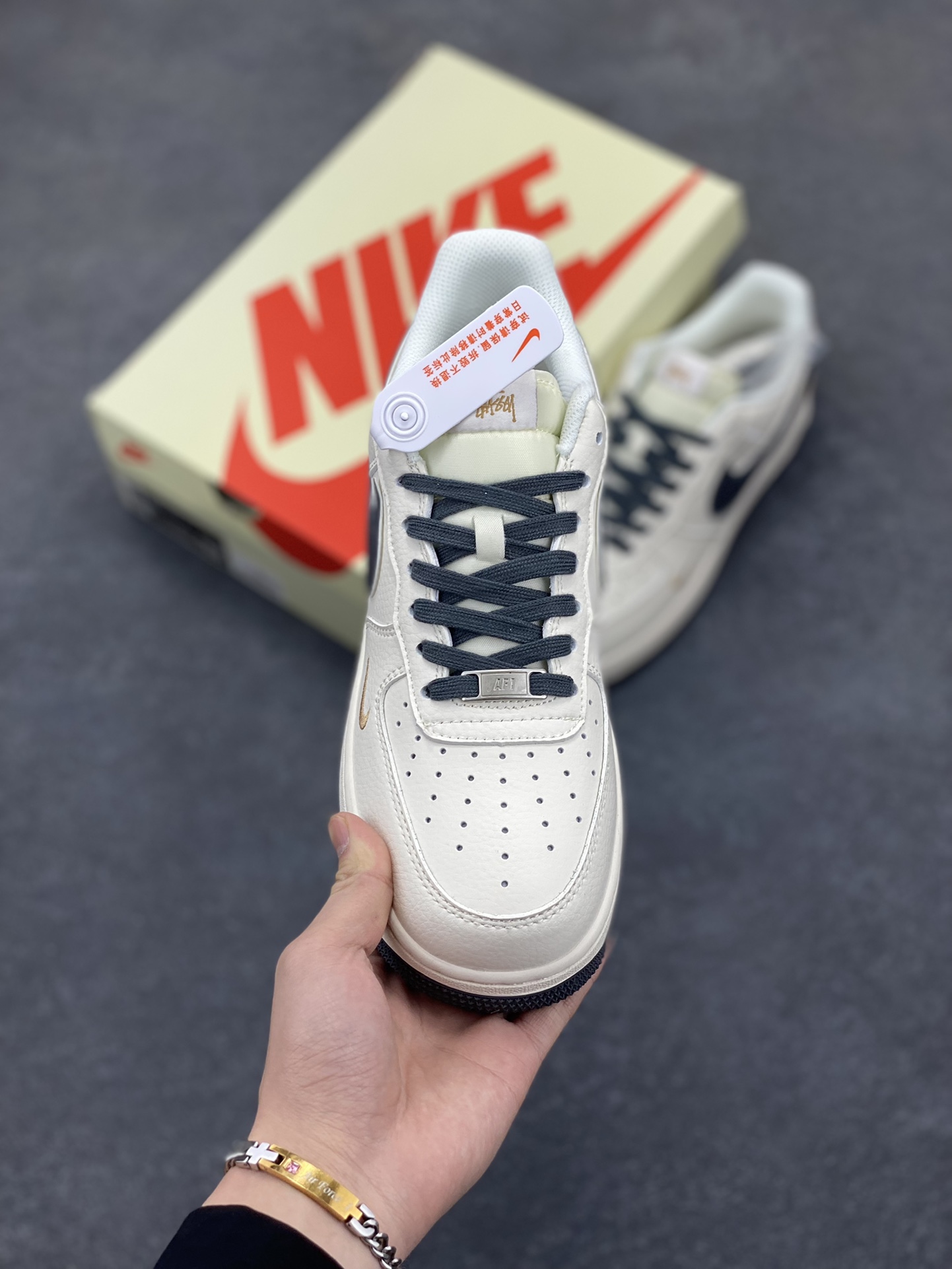 图片[2]-NIke Air Force 1 \’07 Low “斯图西联名——米灰金刺绣”空军一号 低帮 运动鞋 休闲鞋 折边针车 工艺难度大 原楦头原纸板 原装鞋盒 定制五金配件 内置全掌气垫 原厂鞋底 货号：XZ6188-705 尺码：36 36.5 37.5 38 38.5 39 40 40.5 41 42 42.5 43 44 44.5 45-选品中心