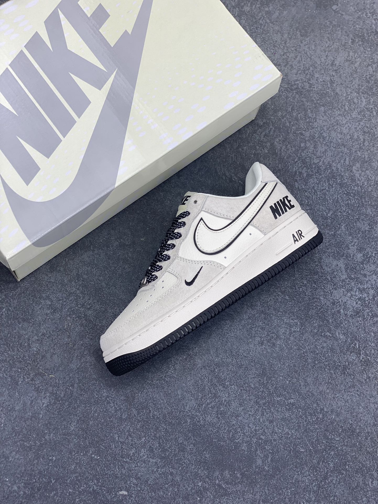 图片[7]-NIke Air Force 1 \’07 Low “NIKE联名——猪八米黑”空军一号 低帮 运动鞋 休闲鞋 折边针车 工艺难度大 原楦头原纸板 原装鞋盒 定制五金配件 内置全掌气垫 原厂鞋底 货号：BB7518-028 尺码：36 36.5 37.5 38 38.5 39 40 40.5 41 42 42.5 43 44 44.5 45-选品中心