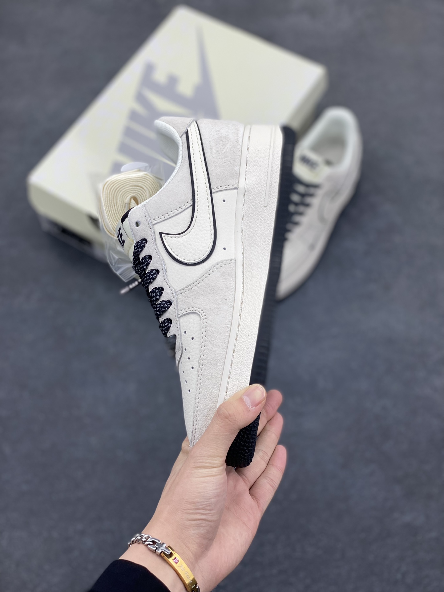 图片[3]-NIke Air Force 1 \’07 Low “NIKE联名——猪八米黑”空军一号 低帮 运动鞋 休闲鞋 折边针车 工艺难度大 原楦头原纸板 原装鞋盒 定制五金配件 内置全掌气垫 原厂鞋底 货号：BB7518-028 尺码：36 36.5 37.5 38 38.5 39 40 40.5 41 42 42.5 43 44 44.5 45-选品中心