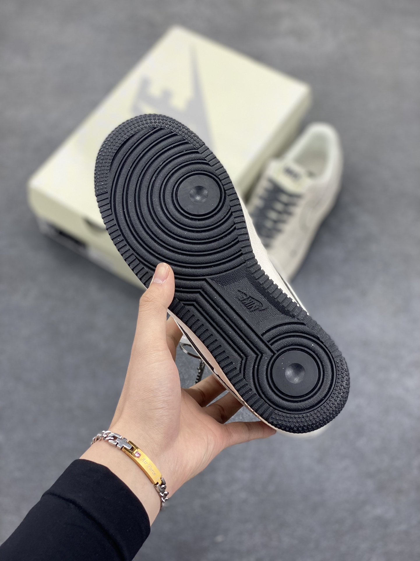 图片[5]-NIke Air Force 1 \’07 Low “NIKE联名——猪八米黑”空军一号 低帮 运动鞋 休闲鞋 折边针车 工艺难度大 原楦头原纸板 原装鞋盒 定制五金配件 内置全掌气垫 原厂鞋底 货号：BB7518-028 尺码：36 36.5 37.5 38 38.5 39 40 40.5 41 42 42.5 43 44 44.5 45-选品中心