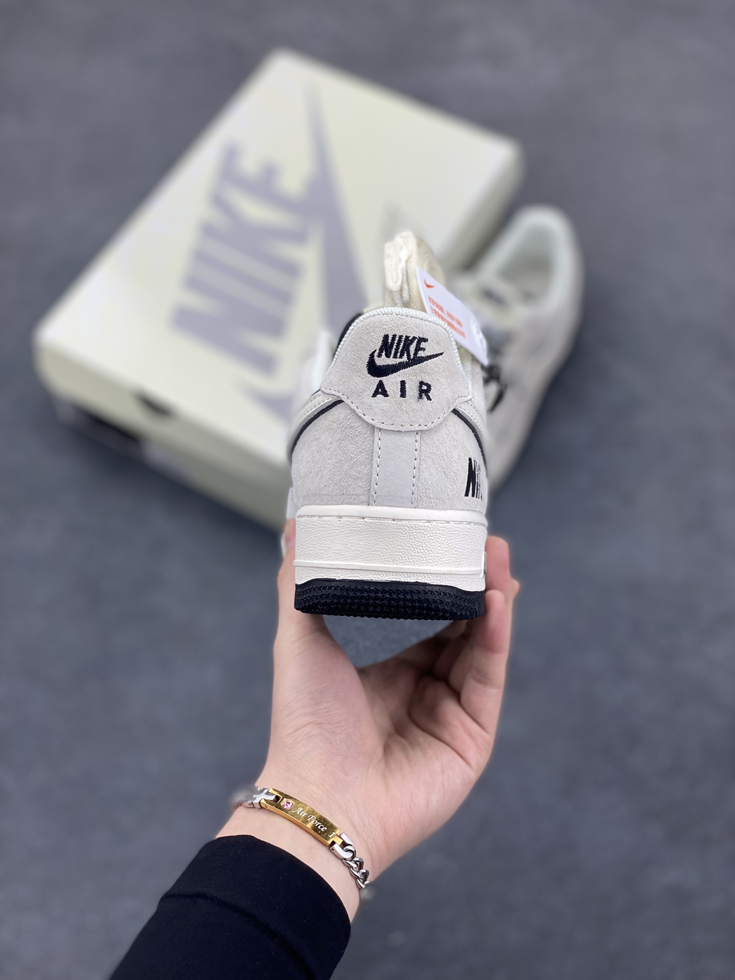 图片[4]-NIke Air Force 1 \’07 Low “NIKE联名——猪八米黑”空军一号 低帮 运动鞋 休闲鞋 折边针车 工艺难度大 原楦头原纸板 原装鞋盒 定制五金配件 内置全掌气垫 原厂鞋底 货号：BB7518-028 尺码：36 36.5 37.5 38 38.5 39 40 40.5 41 42 42.5 43 44 44.5 45-选品中心