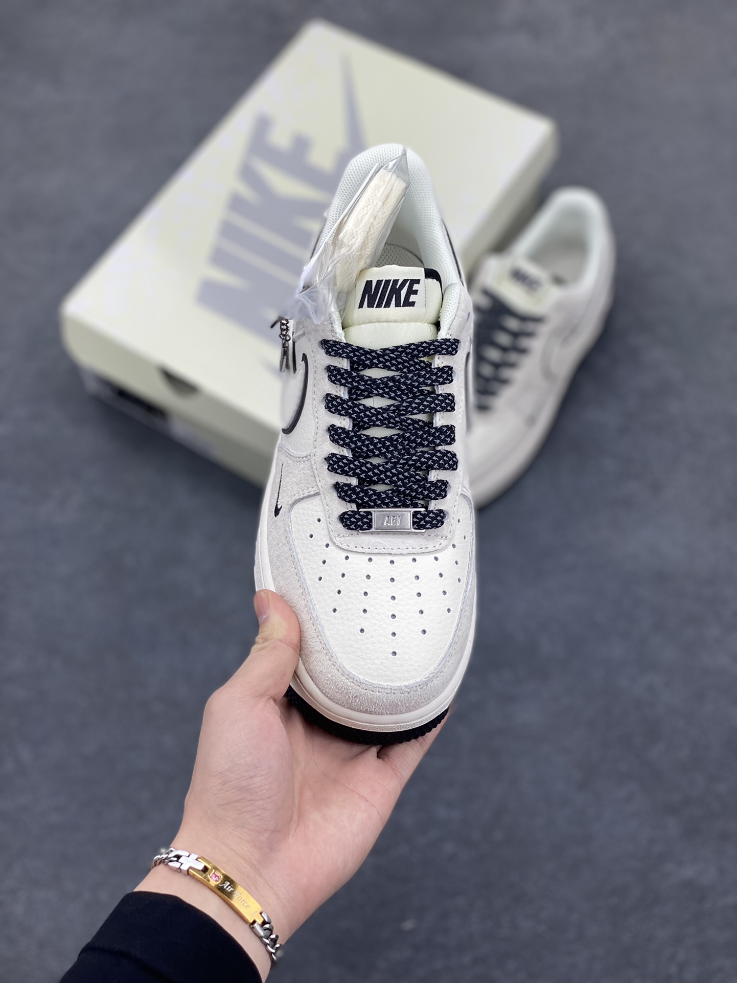图片[2]-NIke Air Force 1 \’07 Low “NIKE联名——猪八米黑”空军一号 低帮 运动鞋 休闲鞋 折边针车 工艺难度大 原楦头原纸板 原装鞋盒 定制五金配件 内置全掌气垫 原厂鞋底 货号：BB7518-028 尺码：36 36.5 37.5 38 38.5 39 40 40.5 41 42 42.5 43 44 44.5 45-选品中心