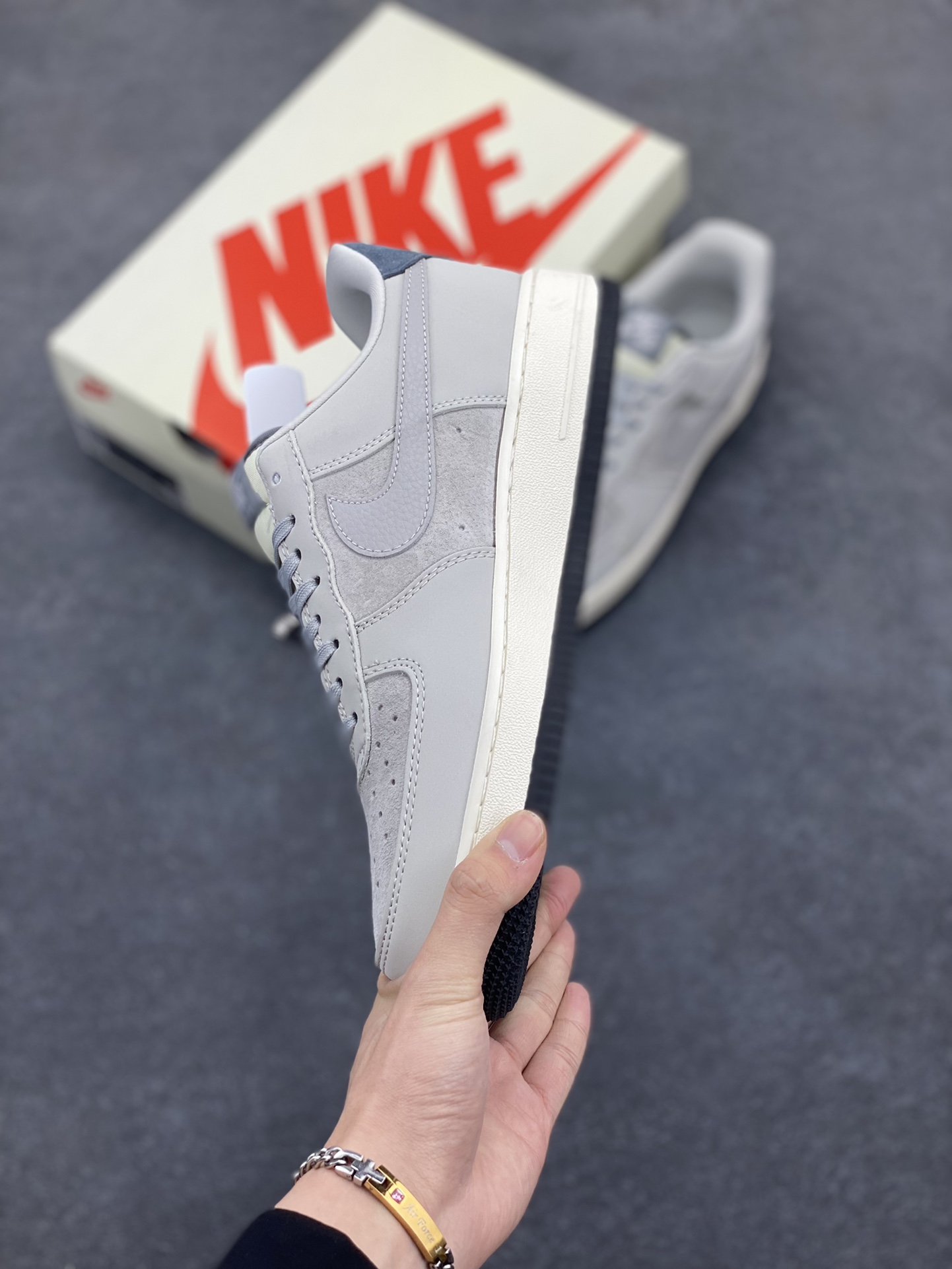 图片[3]-NIke Air Force 1 \’07 Low “斯图西联名——星河灰”空军一号 低帮 运动鞋 休闲鞋 折边针车 工艺难度大 原楦头原纸板 原装鞋盒 定制五金配件 内置全掌气垫 原厂鞋底 货号：KK1988-055 尺码：36 36.5 37.5 38 38.5 39 40 40.5 41 42 42.5 43 44 44.5 45-选品中心