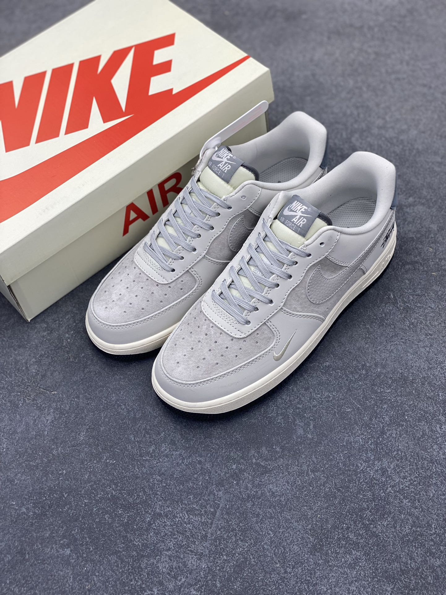 图片[8]-NIke Air Force 1 \’07 Low “斯图西联名——星河灰”空军一号 低帮 运动鞋 休闲鞋 折边针车 工艺难度大 原楦头原纸板 原装鞋盒 定制五金配件 内置全掌气垫 原厂鞋底 货号：KK1988-055 尺码：36 36.5 37.5 38 38.5 39 40 40.5 41 42 42.5 43 44 44.5 45-选品中心