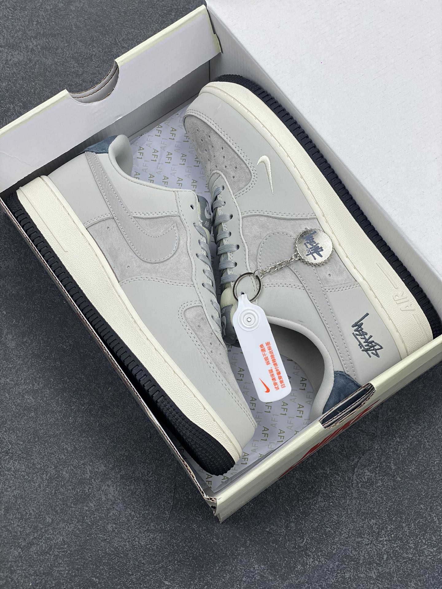 图片[9]-NIke Air Force 1 \’07 Low “斯图西联名——星河灰”空军一号 低帮 运动鞋 休闲鞋 折边针车 工艺难度大 原楦头原纸板 原装鞋盒 定制五金配件 内置全掌气垫 原厂鞋底 货号：KK1988-055 尺码：36 36.5 37.5 38 38.5 39 40 40.5 41 42 42.5 43 44 44.5 45-选品中心