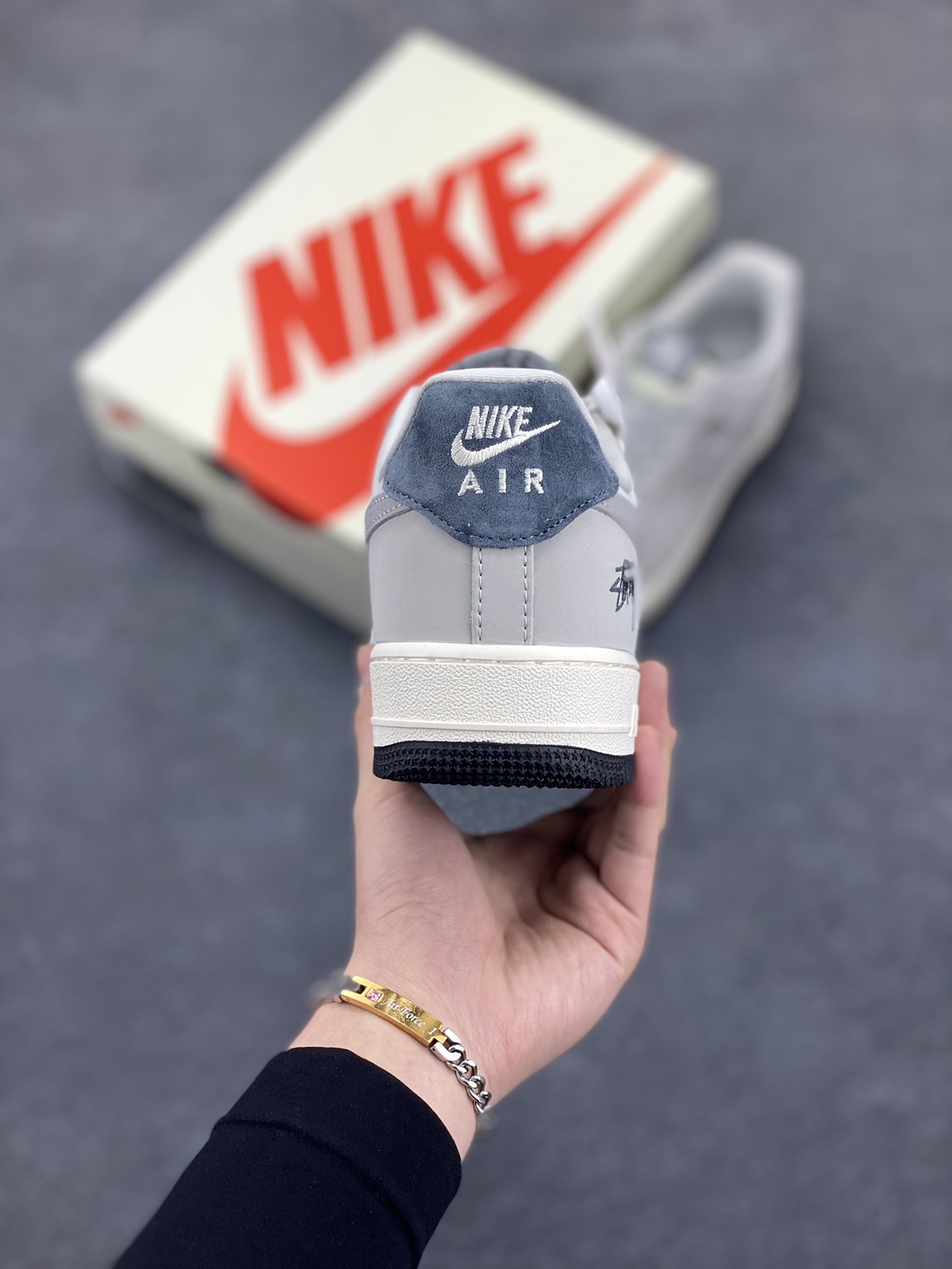 图片[4]-NIke Air Force 1 \’07 Low “斯图西联名——星河灰”空军一号 低帮 运动鞋 休闲鞋 折边针车 工艺难度大 原楦头原纸板 原装鞋盒 定制五金配件 内置全掌气垫 原厂鞋底 货号：KK1988-055 尺码：36 36.5 37.5 38 38.5 39 40 40.5 41 42 42.5 43 44 44.5 45-选品中心