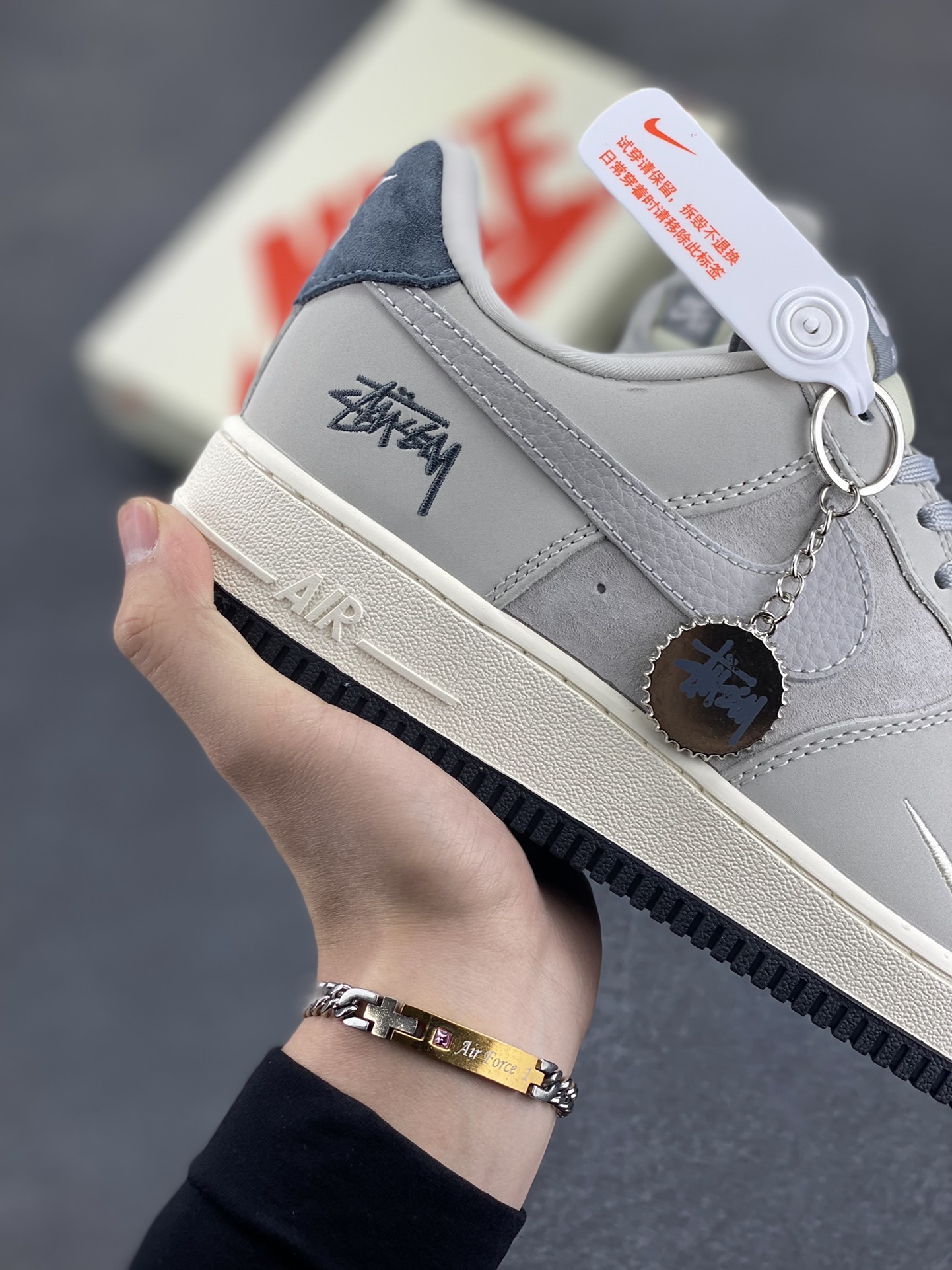 图片[6]-NIke Air Force 1 \’07 Low “斯图西联名——星河灰”空军一号 低帮 运动鞋 休闲鞋 折边针车 工艺难度大 原楦头原纸板 原装鞋盒 定制五金配件 内置全掌气垫 原厂鞋底 货号：KK1988-055 尺码：36 36.5 37.5 38 38.5 39 40 40.5 41 42 42.5 43 44 44.5 45-选品中心