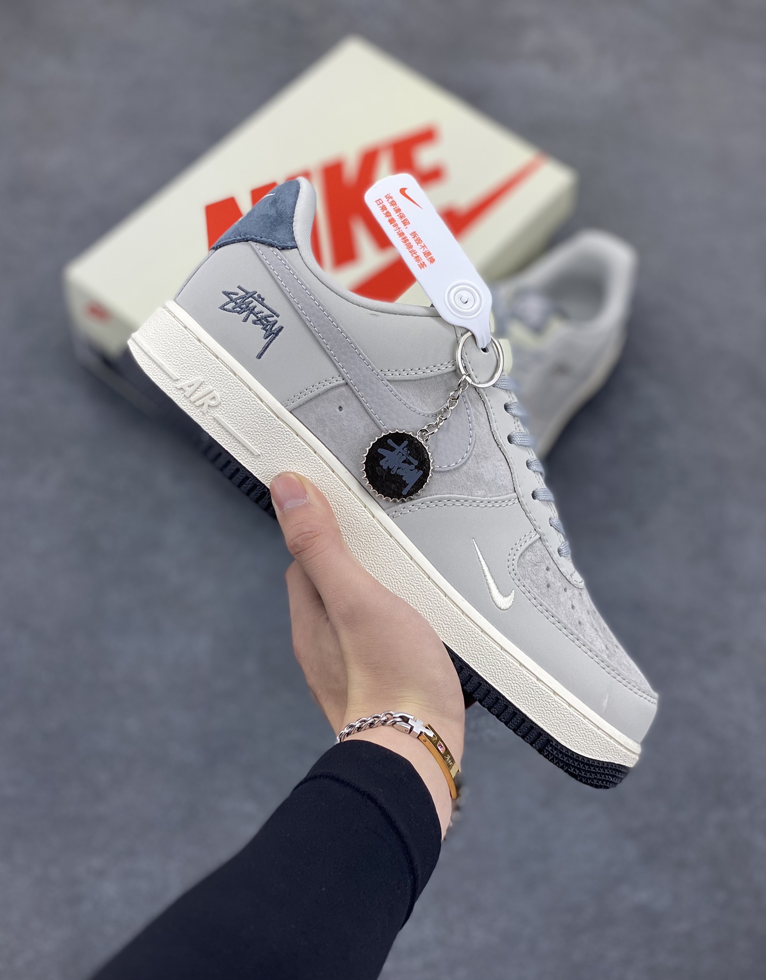 NIke Air Force 1 \'07 Low “斯图西联名——星河灰”空军一号 低帮 运动鞋 休闲鞋 折边针车 工艺难度大 原楦头原纸板 原装鞋盒 定制五金配件 内置全掌气垫 原厂鞋底 货号：KK1988-055 尺码：36 36.5 37.5 38 38.5 39 40 40.5 41 42 42.5 43 44 44.5 45-选品中心