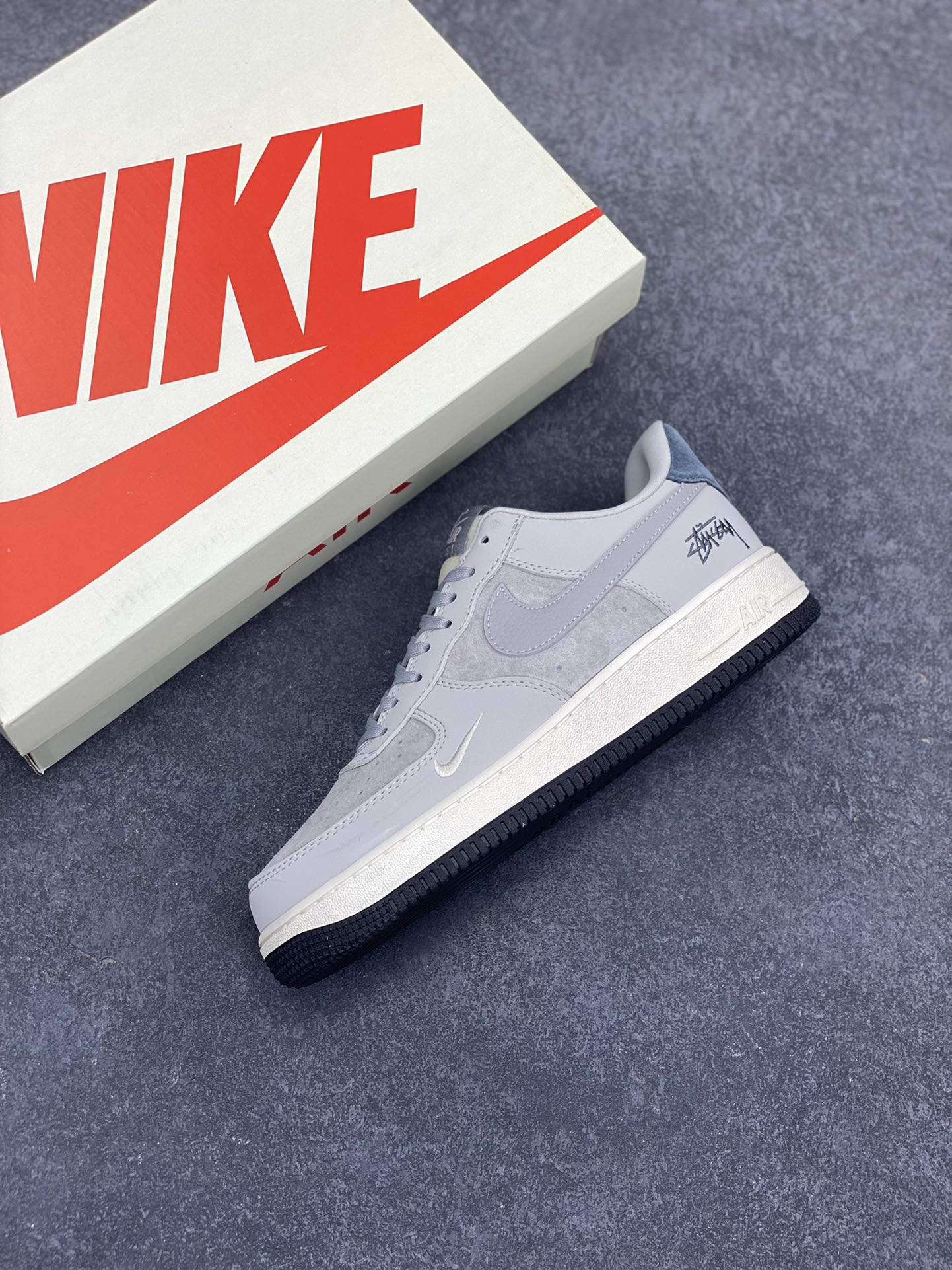 图片[7]-NIke Air Force 1 \’07 Low “斯图西联名——星河灰”空军一号 低帮 运动鞋 休闲鞋 折边针车 工艺难度大 原楦头原纸板 原装鞋盒 定制五金配件 内置全掌气垫 原厂鞋底 货号：KK1988-055 尺码：36 36.5 37.5 38 38.5 39 40 40.5 41 42 42.5 43 44 44.5 45-选品中心