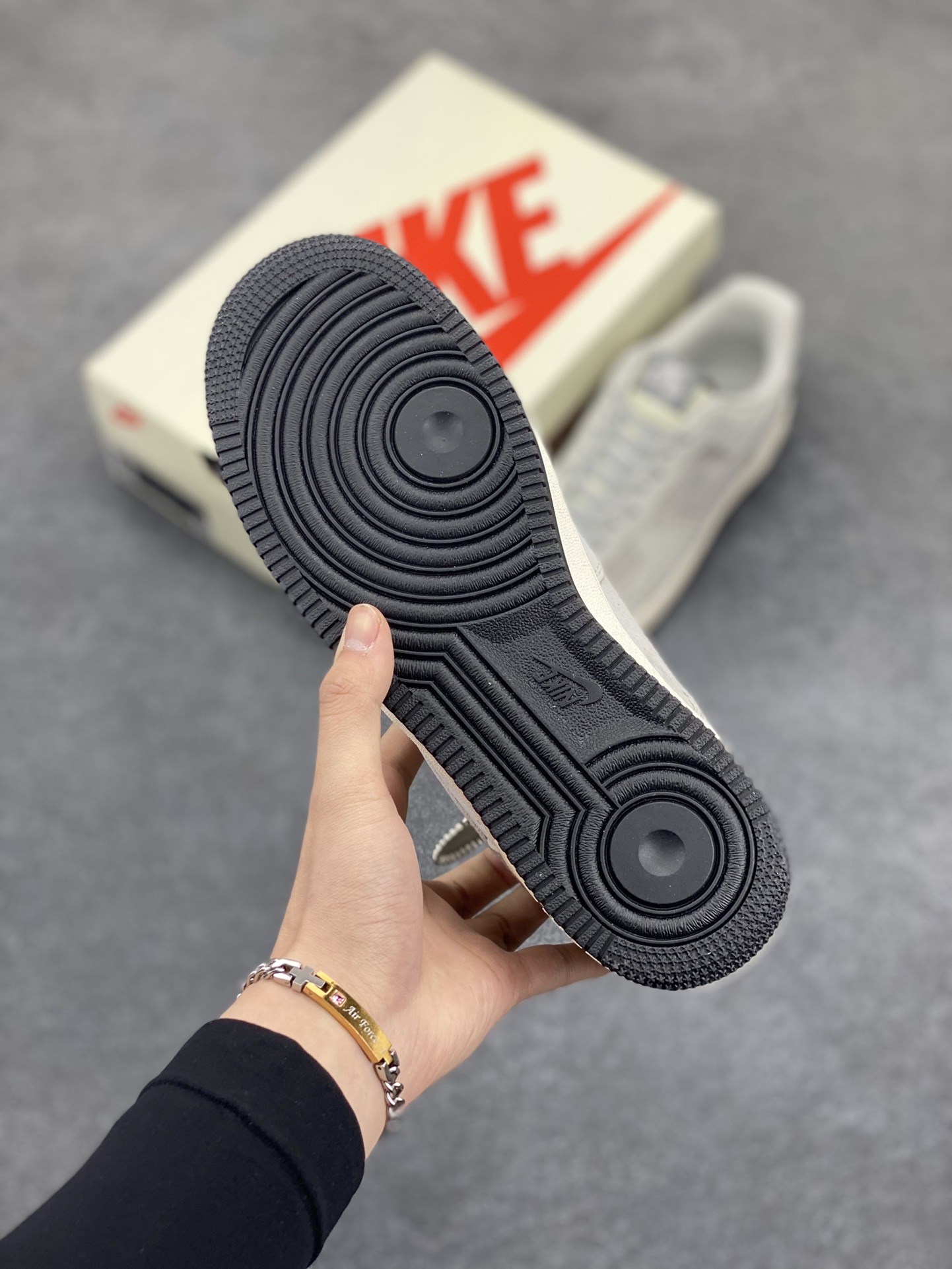 图片[5]-NIke Air Force 1 \’07 Low “斯图西联名——星河灰”空军一号 低帮 运动鞋 休闲鞋 折边针车 工艺难度大 原楦头原纸板 原装鞋盒 定制五金配件 内置全掌气垫 原厂鞋底 货号：KK1988-055 尺码：36 36.5 37.5 38 38.5 39 40 40.5 41 42 42.5 43 44 44.5 45-选品中心