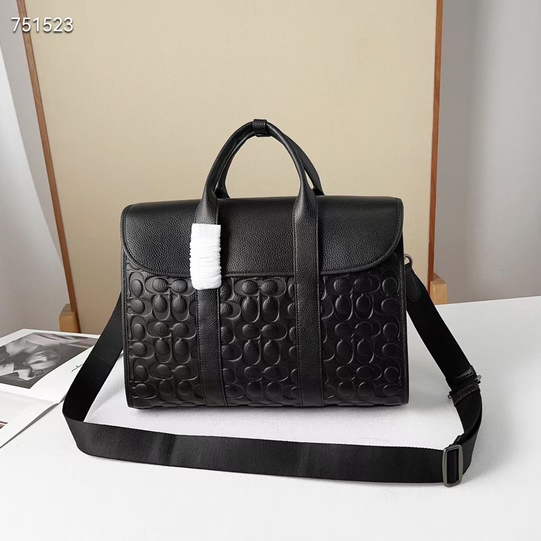 Coach 新品 C5320新款男士商务 Sullivan 公文包 整体版型轮廓方正 版型挺阔 太适合商务人士出行了 职场办公 采用小牛皮面料 耐磨不易塌 老花C 纹logo 耐磨 防水 内置容量巨大 里面有一个电脑隔层