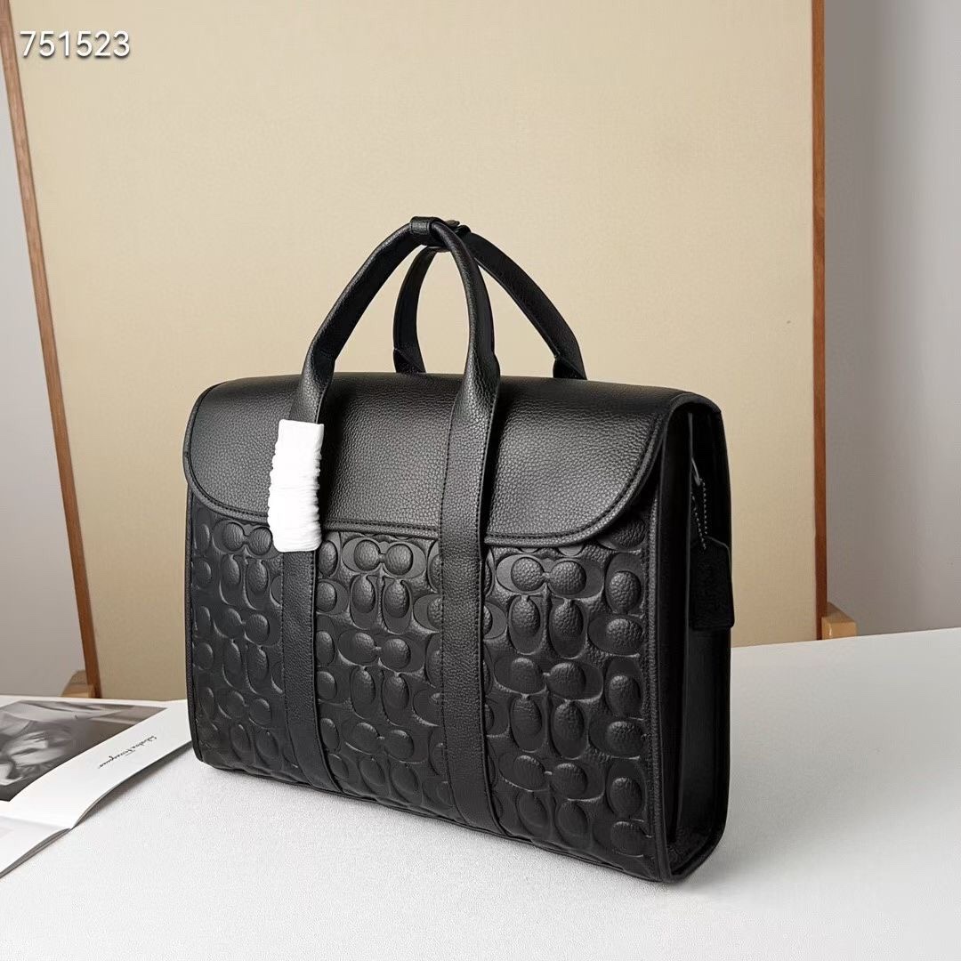 Coach 新品 C5320新款男士商务 Sullivan 公文包 整体版型轮廓方正 版型挺阔 太适合商务人士出行了 职场办公 采用小牛皮面料 耐磨不易塌 老花C 纹logo 耐磨 防水 内置容量巨大 里面有一个电脑隔层