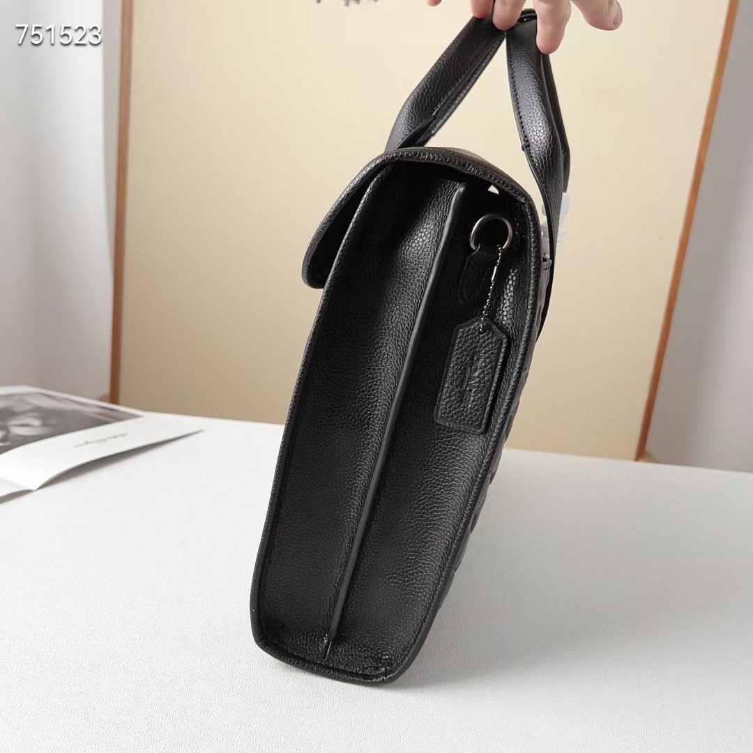 Coach 新品 C5320新款男士商务 Sullivan 公文包 整体版型轮廓方正 版型挺阔 太适合商务人士出行了 职场办公 采用小牛皮面料 耐磨不易塌 老花C 纹logo 耐磨 防水 内置容量巨大 里面有一个电脑隔层