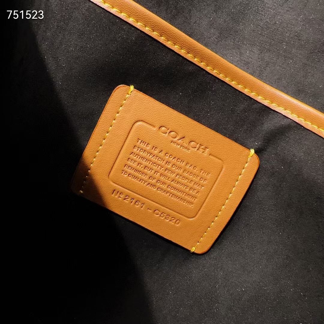 Coach 新品 C5320新款男士商务 Sullivan 公文包 整体版型轮廓方正 版型挺阔 太适合商务人士出行了 职场办公 采用小牛皮面料 耐磨不易塌 老花C 纹logo 耐磨 防水 内置容量巨大 里面有一个电脑隔层