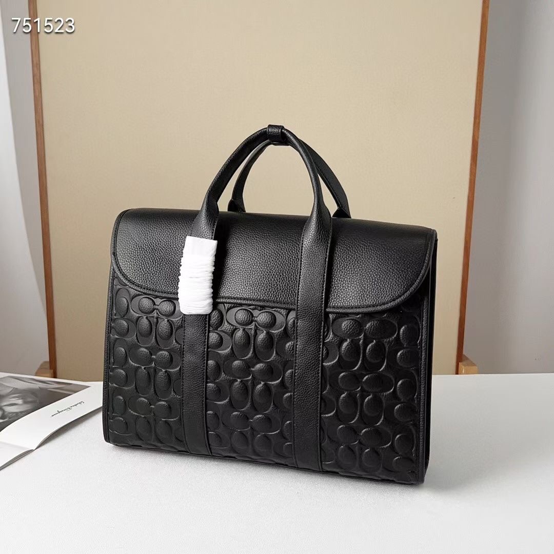 Coach 新品 C5320新款男士商务 Sullivan 公文包 整体版型轮廓方正 版型挺阔 太适合商务人士出行了 职场办公 采用小牛皮面料 耐磨不易塌 老花C 纹logo 耐磨 防水 内置容量巨大 里面有一个电脑隔层