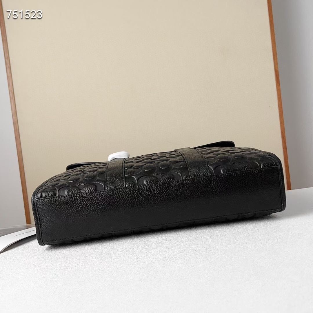 Coach 新品 C5320新款男士商务 Sullivan 公文包 整体版型轮廓方正 版型挺阔 太适合商务人士出行了 职场办公 采用小牛皮面料 耐磨不易塌 老花C 纹logo 耐磨 防水 内置容量巨大 里面有一个电脑隔层