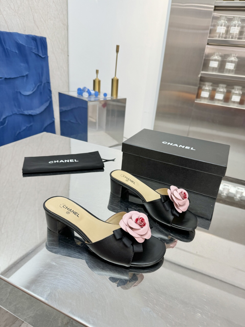 🌈🌈新品发布 ☘️升级版 独家发售！🎉🍎[烟花][烟花]香奈儿  凉拖鞋 进口小羊皮鞋面。🔥🔥羊皮内里-垫脚，🌺🌺🌺山茶花经典做工花瓣原版 🌈🌈尺码：35--44(35.41.42.43.44不退换)P平180-中跟4Cm.P195🎁🎁黑、粉、白、棕、四 色~