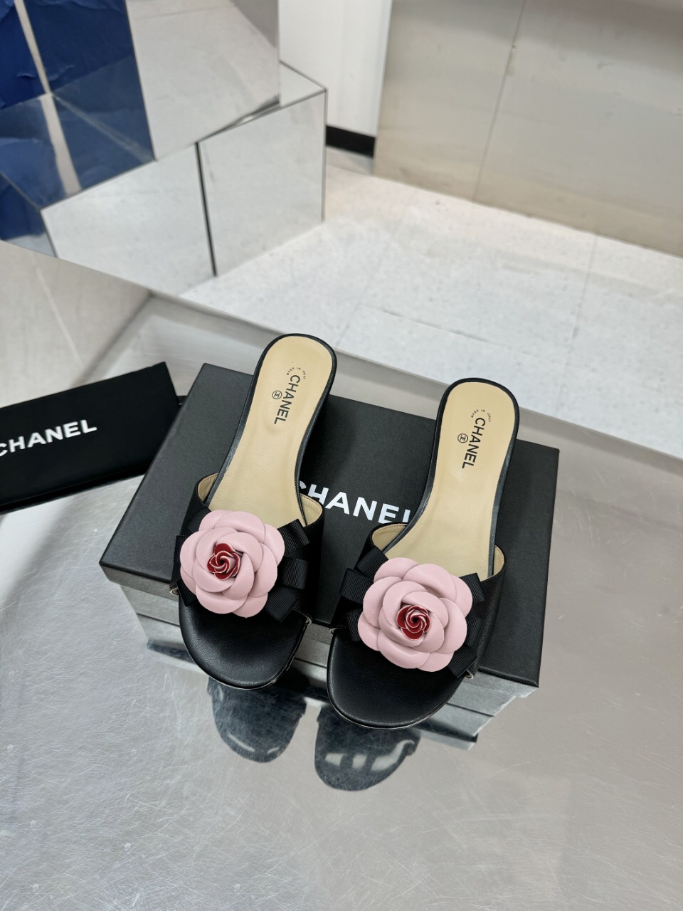🌈🌈新品发布 ☘️升级版 独家发售！🎉🍎[烟花][烟花]香奈儿  凉拖鞋 进口小羊皮鞋面。🔥🔥羊皮内里-垫脚，🌺🌺🌺山茶花经典做工花瓣原版 🌈🌈尺码：35--44(35.41.42.43.44不退换)P平180-中跟4Cm.P195🎁🎁黑、粉、白、棕、四 色~