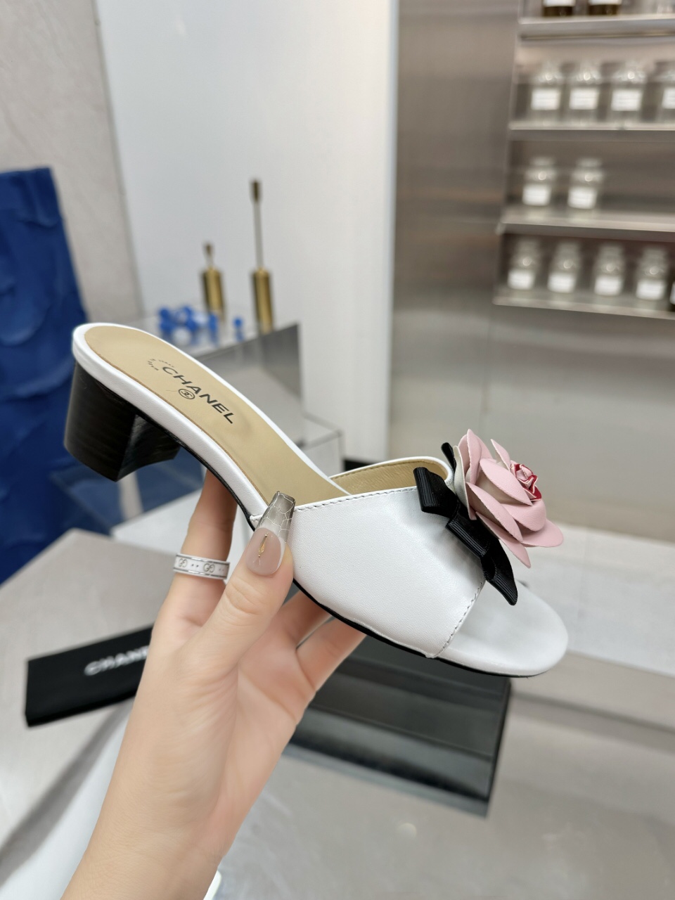 🌈🌈新品发布 ☘️升级版 独家发售！🎉🍎[烟花][烟花]香奈儿  凉拖鞋 进口小羊皮鞋面。🔥🔥羊皮内里-垫脚，🌺🌺🌺山茶花经典做工花瓣原版 🌈🌈尺码：35--44(35.41.42.43.44不退换)P平180-中跟4Cm.P195🎁🎁黑、粉、白、棕、四 色~