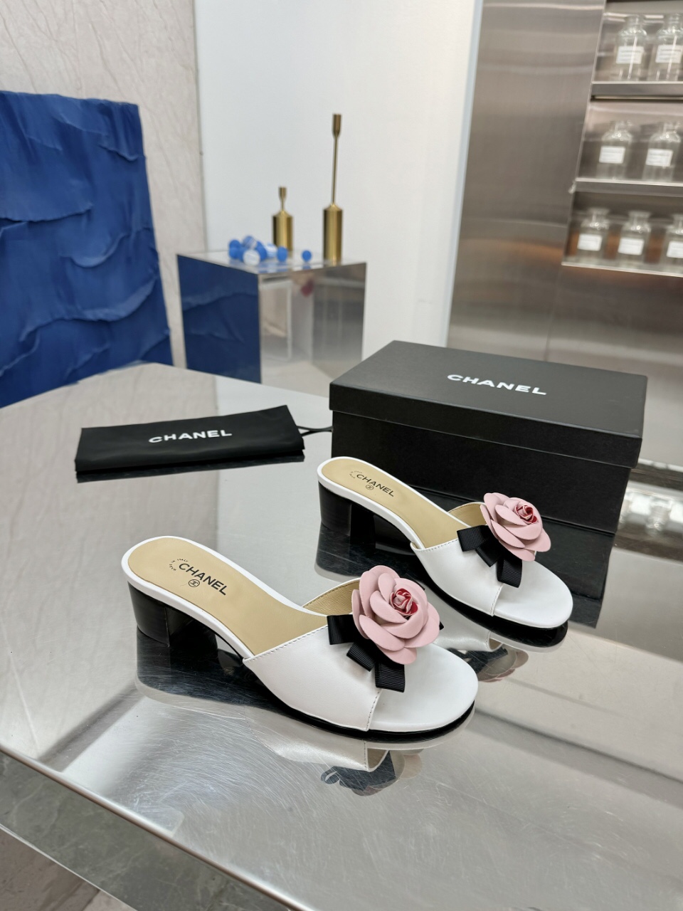 🌈🌈新品发布 ☘️升级版 独家发售！🎉🍎[烟花][烟花]香奈儿  凉拖鞋 进口小羊皮鞋面。🔥🔥羊皮内里-垫脚，🌺🌺🌺山茶花经典做工花瓣原版 🌈🌈尺码：35--44(35.41.42.43.44不退换)P平180-中跟4Cm.P195🎁🎁黑、粉、白、棕、四 色~