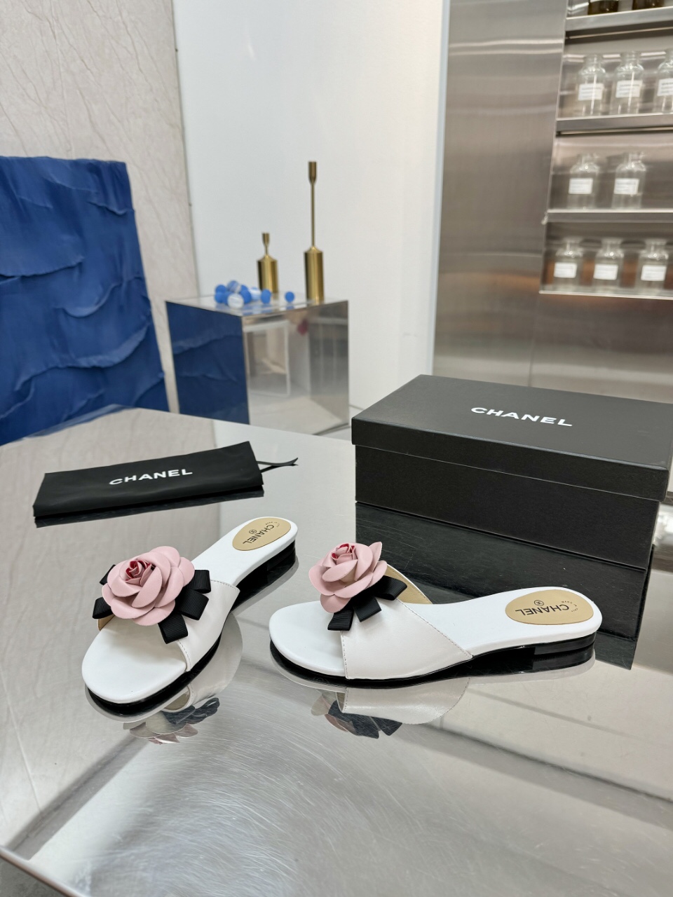 🌈🌈新品发布 ☘️升级版 独家发售！🎉🍎[烟花][烟花]香奈儿  凉拖鞋 进口小羊皮鞋面。🔥🔥羊皮内里-垫脚，🌺🌺🌺山茶花经典做工花瓣原版 🌈🌈尺码：35--44(35.41.42.43.44不退换)P平180-中跟4Cm.P195🎁🎁黑、粉、白、棕、四 色~