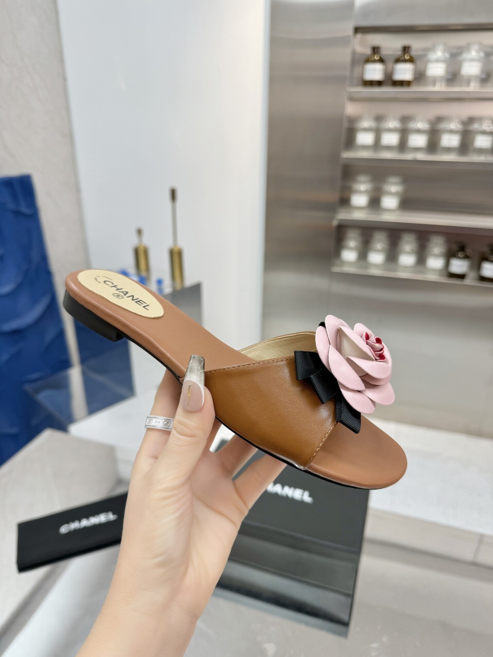 🌈🌈新品发布 ☘️升级版 独家发售！🎉🍎[烟花][烟花]香奈儿  凉拖鞋 进口小羊皮鞋面。🔥🔥羊皮内里-垫脚，🌺🌺🌺山茶花经典做工花瓣原版 🌈🌈尺码：35--44(35.41.42.43.44不退换)P平180-中跟4Cm.P195🎁🎁黑、粉、白、棕、四 色~