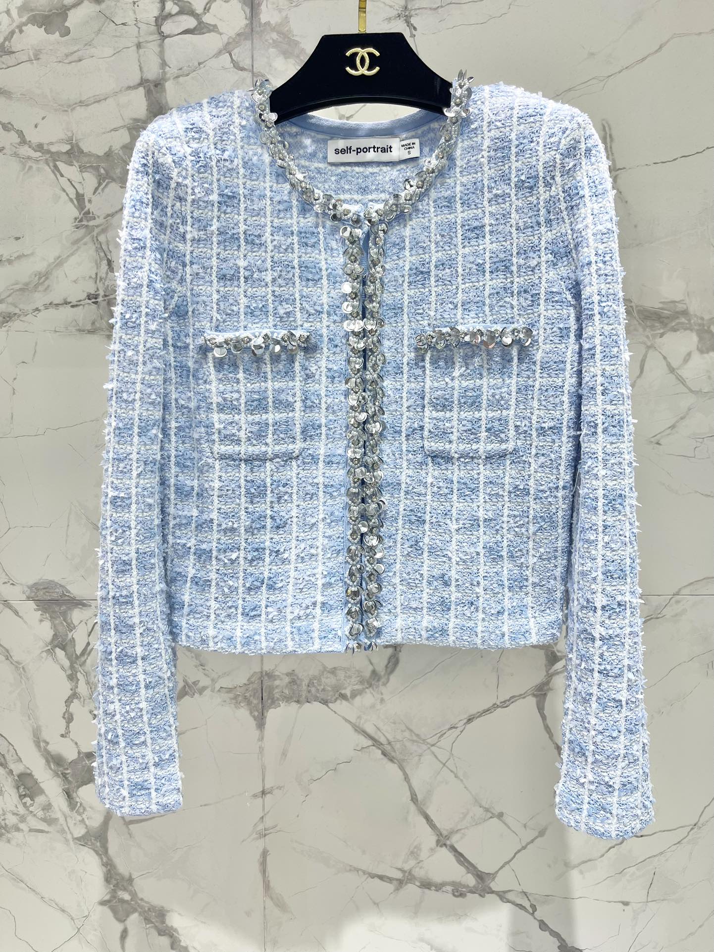 𝘀𝗲𝗹𝗳-𝗽𝗼𝗿𝘁𝗿𝗮𝗶* 2025春夏新款

蓝混色钻饰💎针织开衫


码数SML
