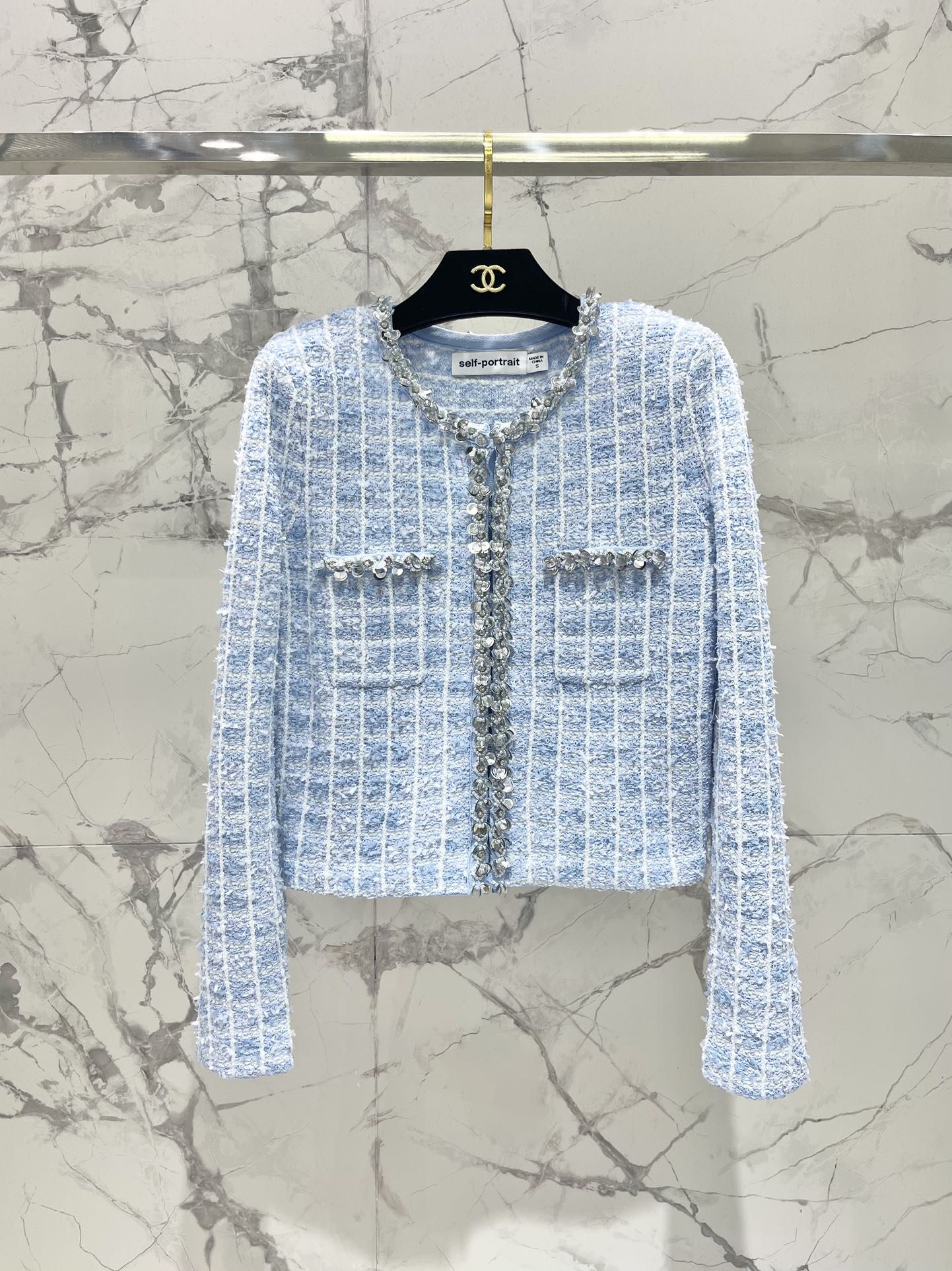 𝘀𝗲𝗹𝗳-𝗽𝗼𝗿𝘁𝗿𝗮𝗶* 2025春夏新款

蓝混色钻饰💎针织开衫


码数SML
