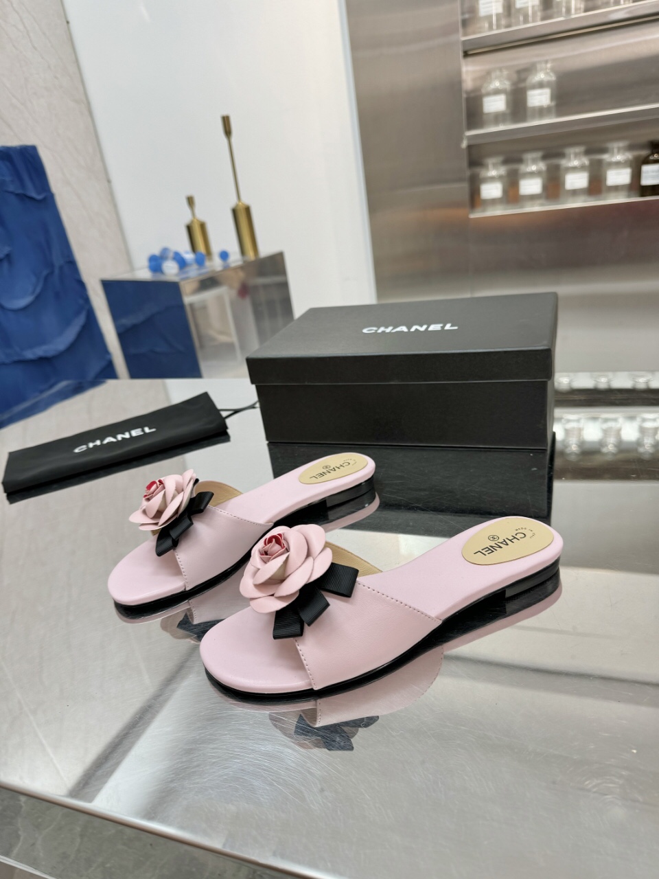 🌈🌈新品发布 ☘️升级版 独家发售！🎉🍎[烟花][烟花]香奈儿  凉拖鞋 进口小羊皮鞋面。🔥🔥羊皮内里-垫脚，🌺🌺🌺山茶花经典做工花瓣原版 🌈🌈尺码：35--44(35.41.42.43.44不退换)P平180-中跟4Cm.P195🎁🎁黑、粉、白、棕、四 色~
