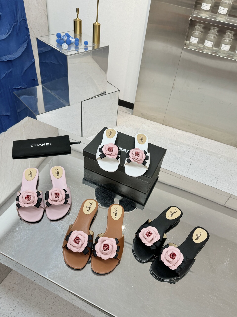 🌈🌈新品发布 ☘️升级版 独家发售！🎉🍎[烟花][烟花]香奈儿  凉拖鞋 进口小羊皮鞋面。🔥🔥羊皮内里-垫脚，🌺🌺🌺山茶花经典做工花瓣原版 🌈🌈尺码：35--44(35.41.42.43.44不退换)P平180-中跟4Cm.P195🎁🎁黑、粉、白、棕、四 色~