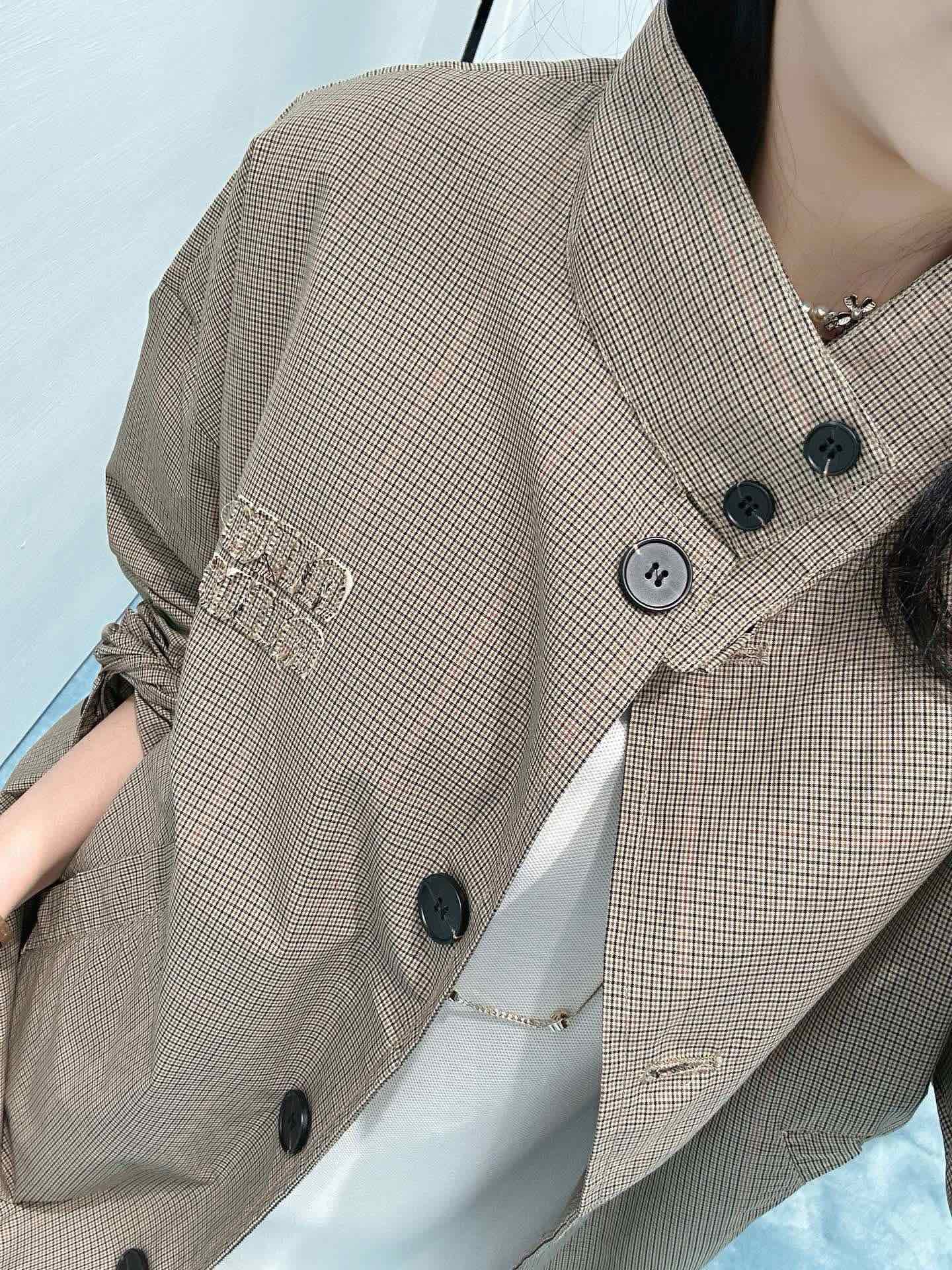 NO:322949,Batch Miu*iu 25Ss early spring new style letter plaid button stand collar jacket. Original development!  High-end production!  Miuli Miuqi intellectual casual sports style neutral loose style, full of slack and lazy tone, sweet, salty, age-reducing, not picky for people, wearing thin four-season fabrics, casual and easy to wear, strong wearability, one piece can be beautiful to contract the fashionable feeling all year round, high-end color and white, the iconic breasted letter logo embroidery on the chest, full of texture, Spot SML,,miumiu, jackets & coats, jackets & coats, alexander wang19860909批 Miu*iu 25Ss早春新款 字母格纹纽扣立领夹克外套.原版开发！高版出品！miu里miu气知识分子休闲运动风 中性宽松版型 尽显松弛慵懒腔调可甜可盐减龄不挑人穿薄款四季面料 随性自在 可穿性贼强 一件就可美美的承包整年的时髦感 色系高级又能显白 胸前标志性毛边字母徽标贴布绣 质感满满 现货SML,,miumiu,jackets & coats,jackets & coats,alexander wang,Women's clothing