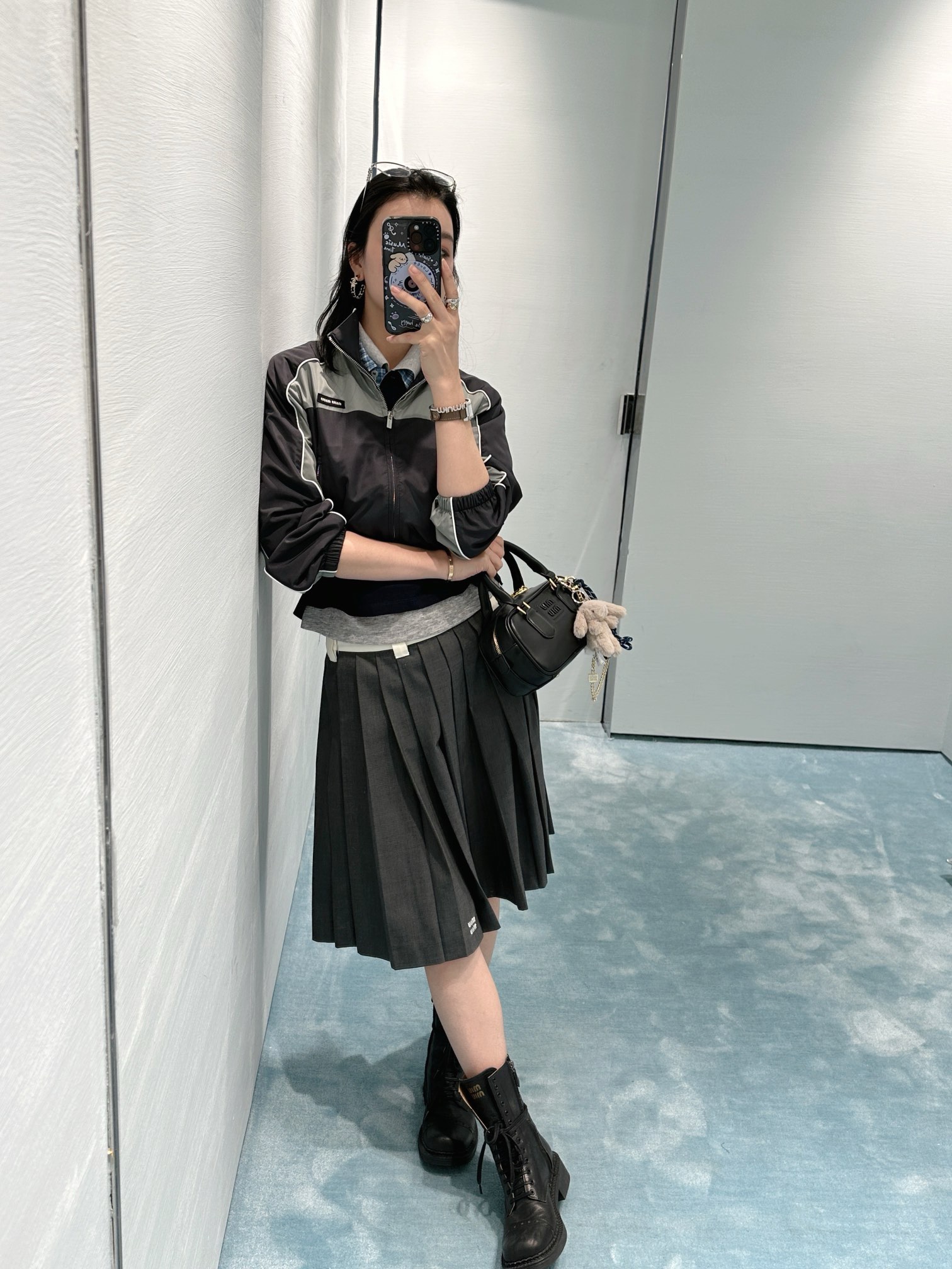 NO:322982,Miu* short windbreaker jacket, a new American retro short jacket in spring, a versatile flight jacket, a versatile top. The zipper is smooth, fine workmanship, and a versatile style. The design is fashionable and simple, and it is very comfortable to wear, making it look taller and slimmer. The stand-up collar design adds a sense of fashion and gives the feeling of a handsome big sister. Of course, the small girl is also very suitable. The elbow design is loose, it is easy to move, and it is not tight. It can be windproof and easy to match. SML, miumiu, jackets & coats, jackets & coats, alexander wang19860909批Miu*短款风衣小外套 春季新款美式复古短款外套,百搭款飞行夹克°显气质上衣.拉链顺滑,做工精细,版型百搭.设计的时尚简约,穿起来特别舒服,显高显瘦.立领的设计增加时尚感,有帅气大姐姐的感觉.当然,小个子的妹妹也很适配.肘部设计宽松,活动起来很轻松,不会紧绷绷的.可防风,好搭配.SML,,miumiu,jackets & coats,jackets & coats,alexander wang,Women's clothing