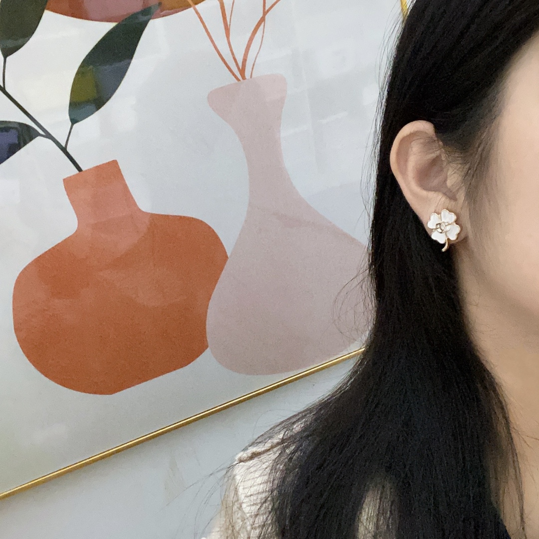 NO:714868,Xiaoxiang white enamel four-leaf clover earrings, Chanel earrings, chanel19860909小香白色珐琅四叶草耳钉,香奈儿耳钉,chanel,Jewelry