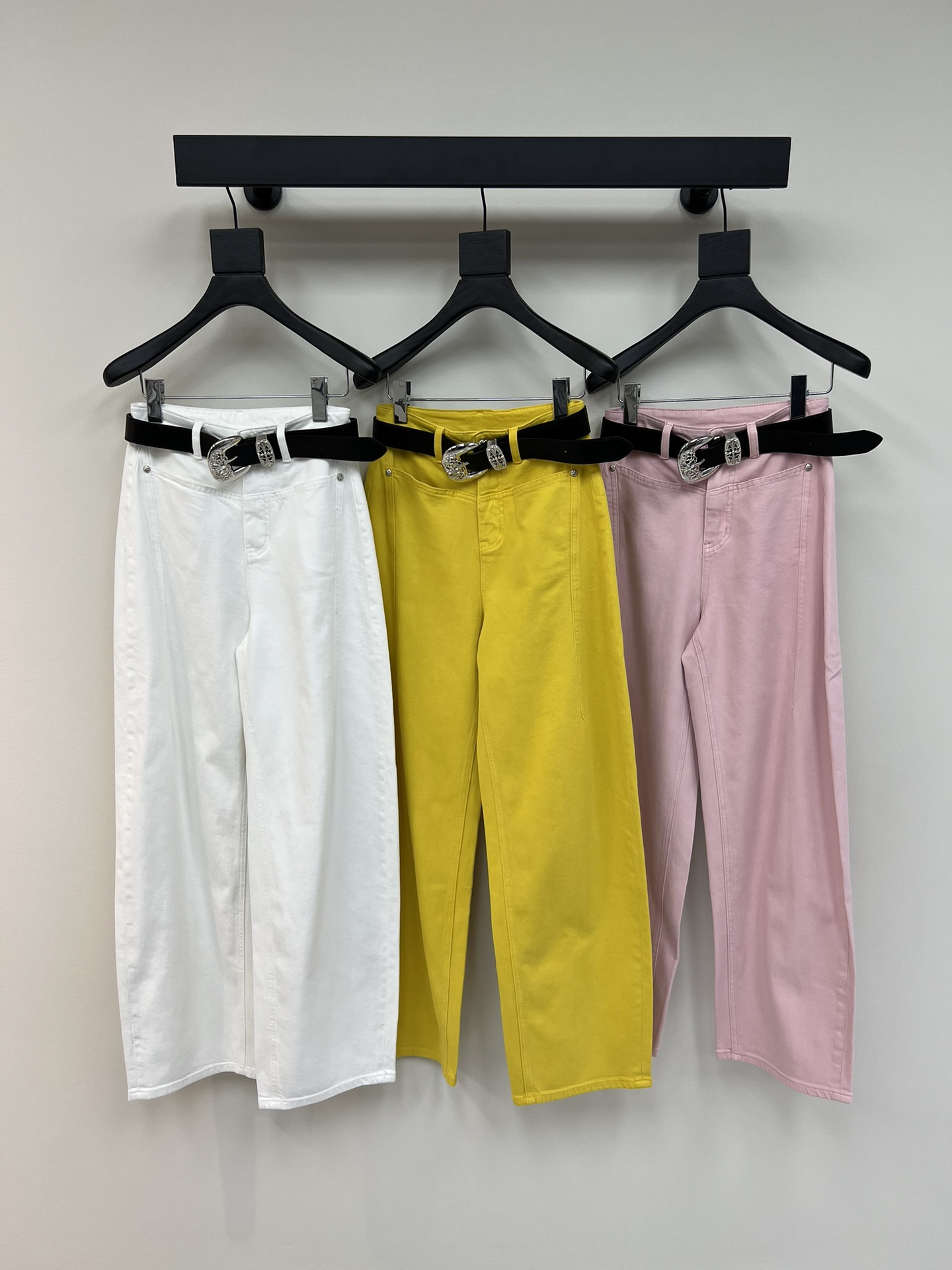 NO:323259,Niche *25 new goddess-like sickle jeans. This jeans are made of high-quality fabrics, craftsmanship solid color wash, and the color is eye-catching. The crisp style is combined with a personalized design, and exclusive brand accessories are decorated to make you the most unique existence. Whether it is a trendy frontline or daily casual, it can make your matching full of innovation. Create your exclusive style and show your personality. SML A, jeans, alexander wang19860909小众*25新款女神同款镰刀牛仔裤.这款牛仔裤选用优质面料,工艺纯色洗水,彩色系亮眼 挺括的版型与个性的设计相结合,专属品牌配件装饰,让你成为最独特的存在.无论是潮流前线还是日常休闲,它都能让您的搭配充满新意.打造你的专属风格,尽情展现个性.SML A,,jeans,alexander wang,Women's clothing