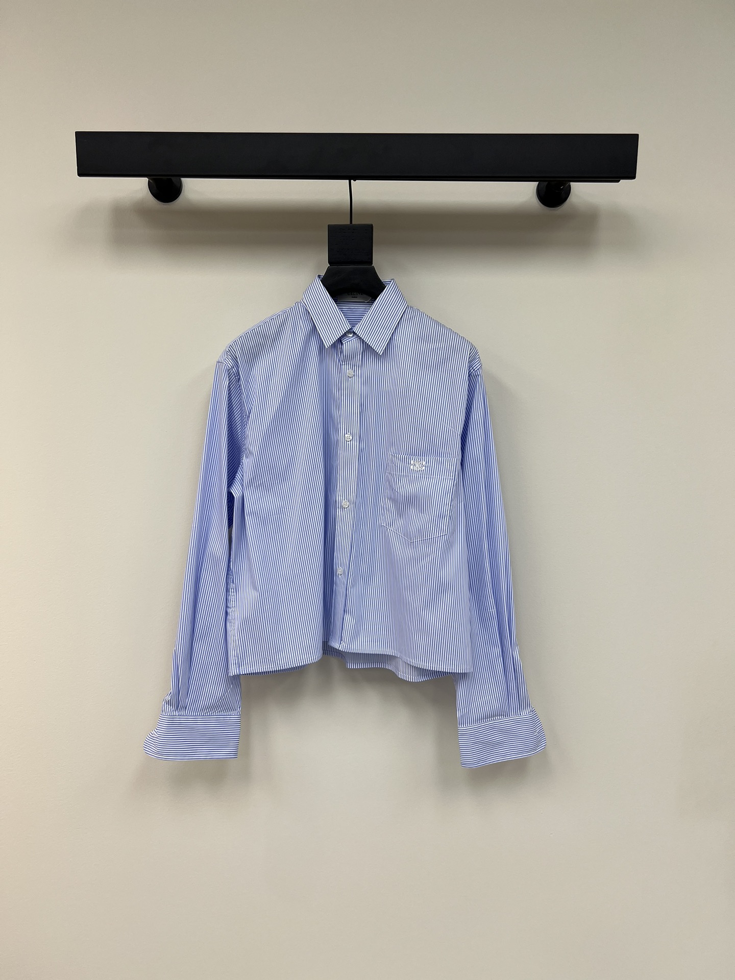 NO:323855,Celin*25 early spring new pinstripe short shirt. Loose H-style style is casual and handsome!  The pocket embroidery logo is low-key and luxurious, and it is versatile in commuting and not picky about others. It looks slim in the upper body!  British neutral style dressing interpretation. Pure cotton fabric light and comfortable workmanship quality depends on details. SML, celine, shirts, alexander wang19860909Celin*25早春新品细条纹短款衬衫.宽松H版型随性又帅气！口袋刺绣小logo低调奢华,通勤百搭不挑人上身超显瘦！英伦中性风穿搭演绎.纯棉面料轻薄舒适做工品质看细节.SML,,celine,shirts,alexander wang,Women's clothing