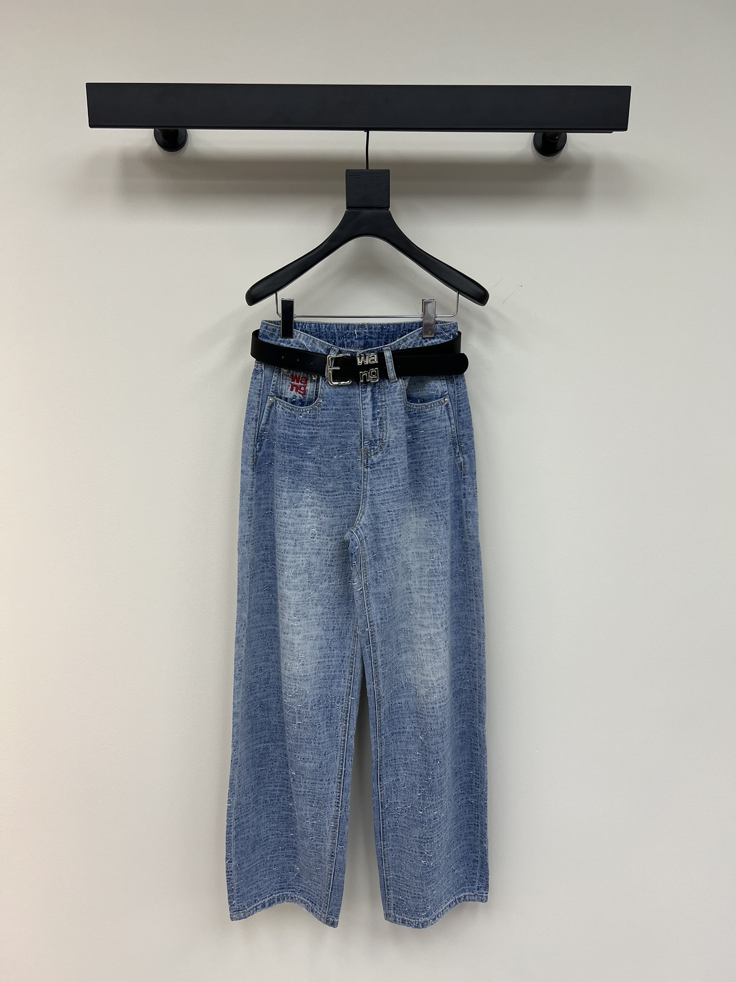 NO:323253,Alex*Wang25 new goddess-like sickle jeans. This jeans are made of high-quality fabrics, craftsmanship and gradient color washing, a crisp style combined with a personalized design, and exclusive brand accessories decoration makes you the most unique existence. Whether it is a trendy frontline or daily casual, it can make your matching full of innovation. Create your exclusive style and show your personality. SML AA, jeans, alexander wang19860909Alex*Wang25新款女神同款镰刀牛仔裤.这款牛仔裤选用优质面料,工艺渐变色洗水, 挺括的版型与个性的设计相结合,专属品牌配件装饰,让你成为最独特的存在.无论是潮流前线还是日常休闲,它都能让您的搭配充满新意.打造你的专属风格,尽情展现个性.SML AA,,jeans,alexander wang,Women's clothing